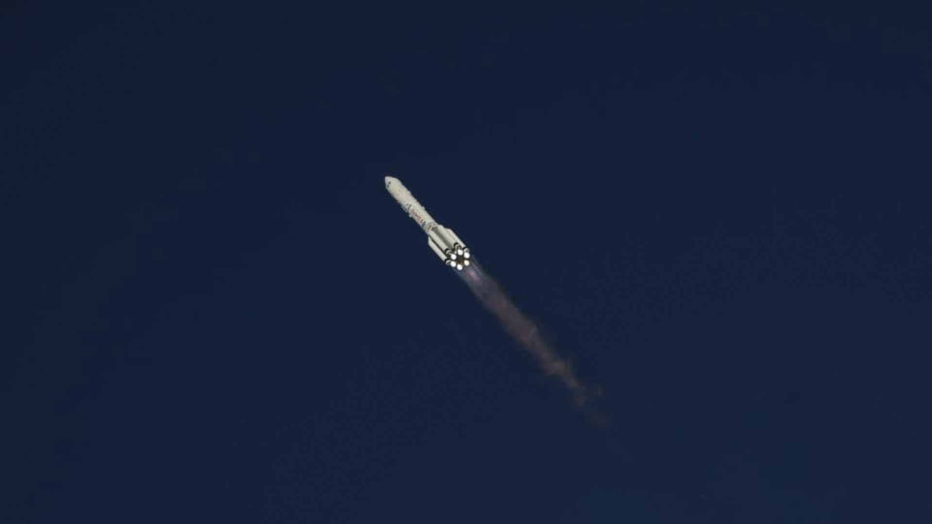 صورة بعنوان: في خطوة جريئة...كوريا الجنوبية تختبر إطلاق صاروخ باليستي من غواصة 