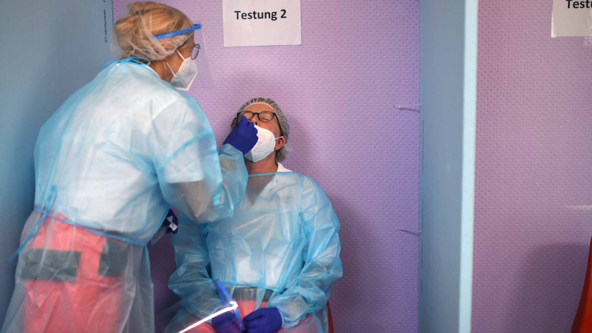 Image for the title: Worldwide coronavirus cases cross 221.64 million 