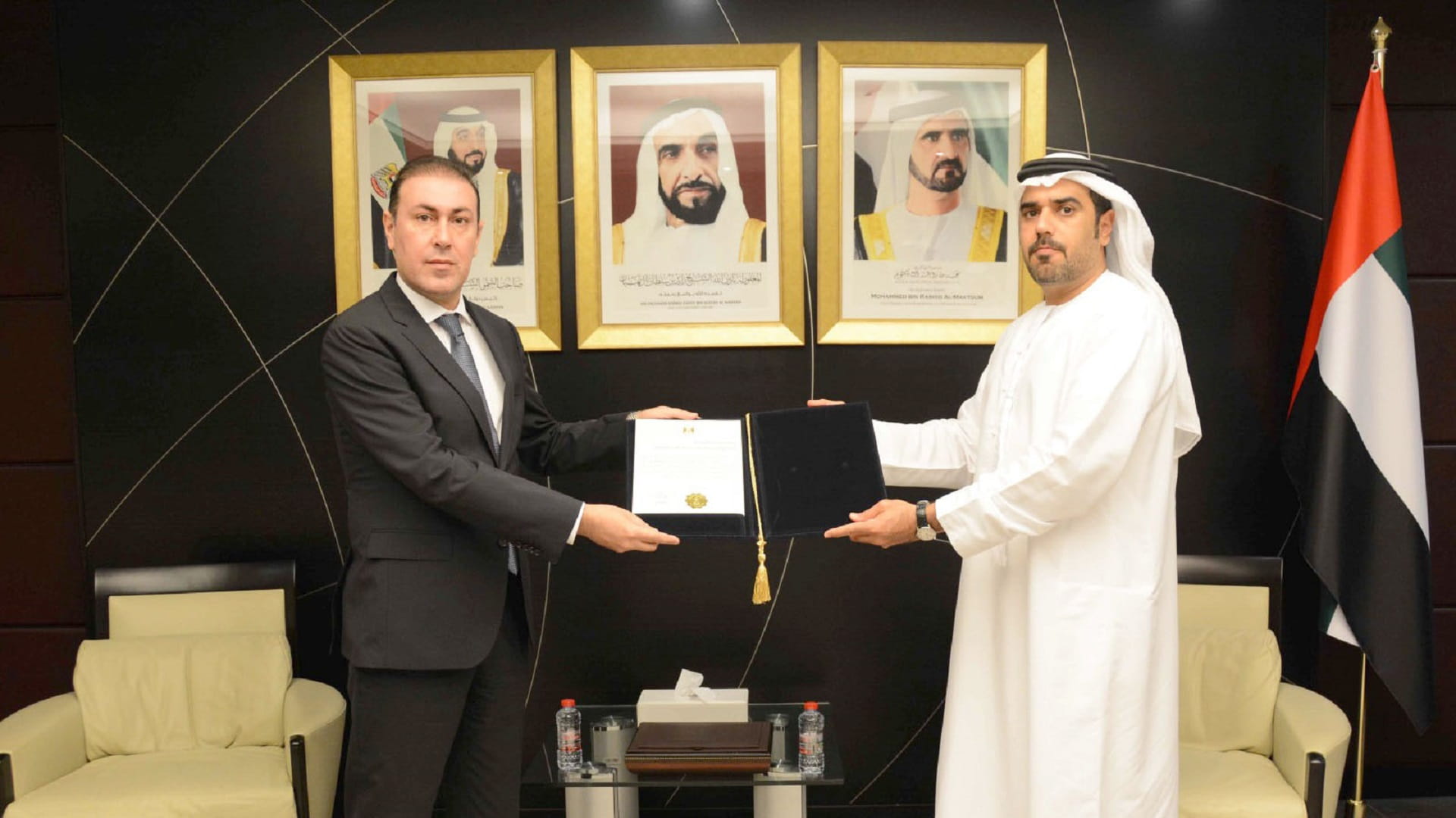 صورة بعنوان: "الخارجية" تتسلم البراءة القنصلية لقنصل العراق 