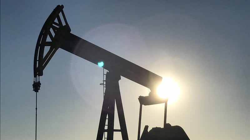 Image for the title: Oil mixed, fears of slower demand weigh on sentiment 