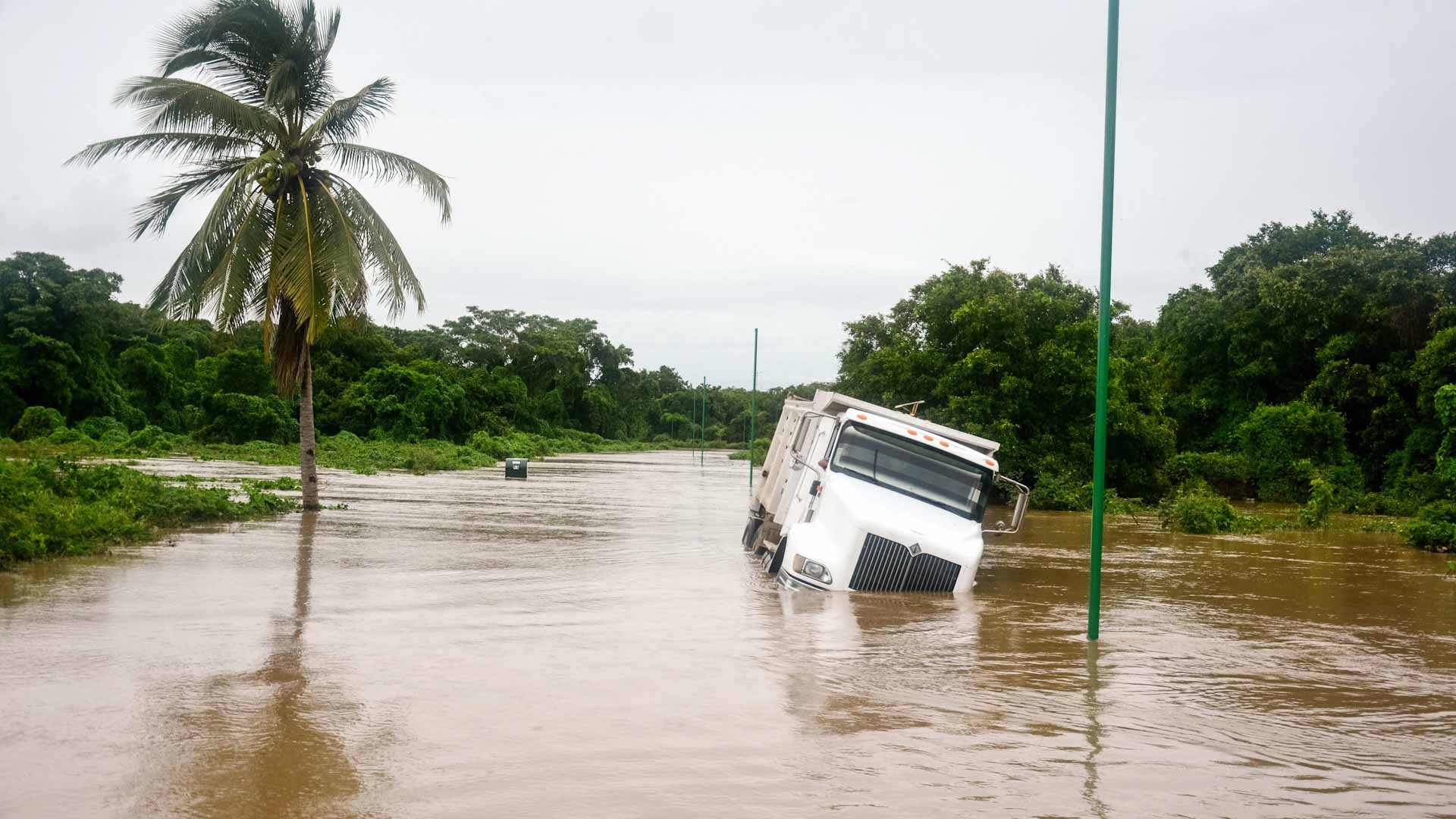Image for the title: 17 people die at Mexican hospital due to severe flooding 