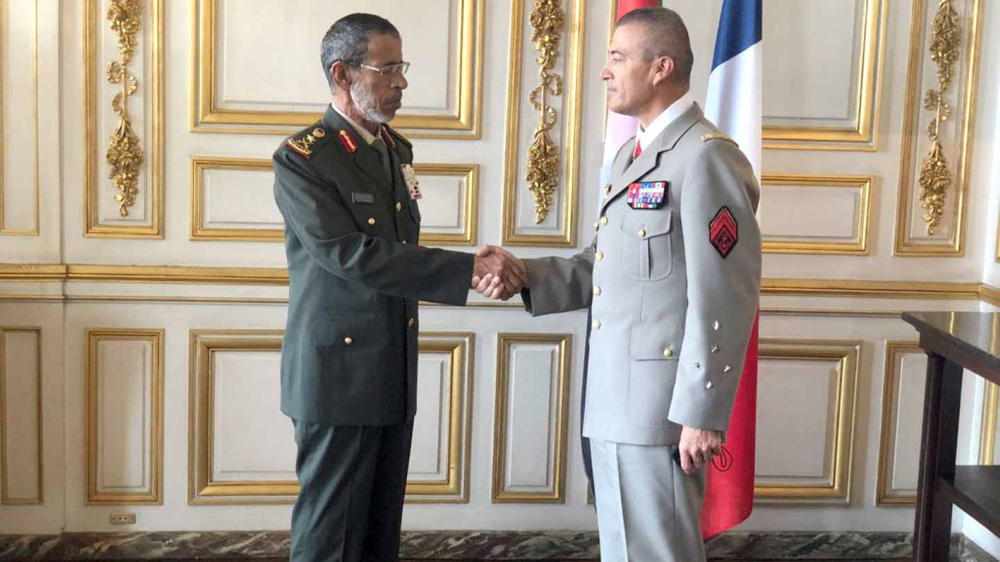 صورة بعنوان: الرميثي يبحث تعزيز التعاون مع رئيس أركان الجيوش الفرنسية 