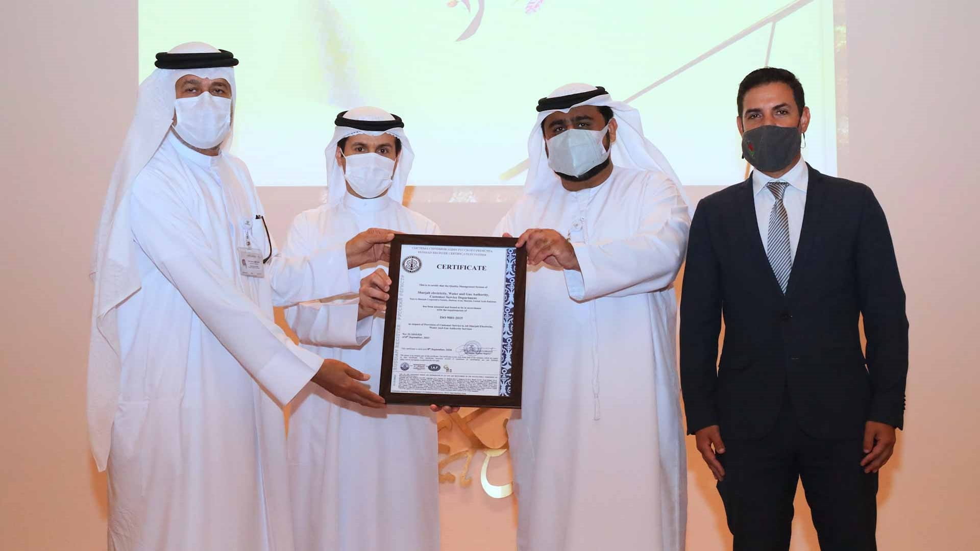 صورة بعنوان: "كهرباء الشارقة" تتسلم الآيزو لكفاءة منظومة العمل بخدمة المشتركين 