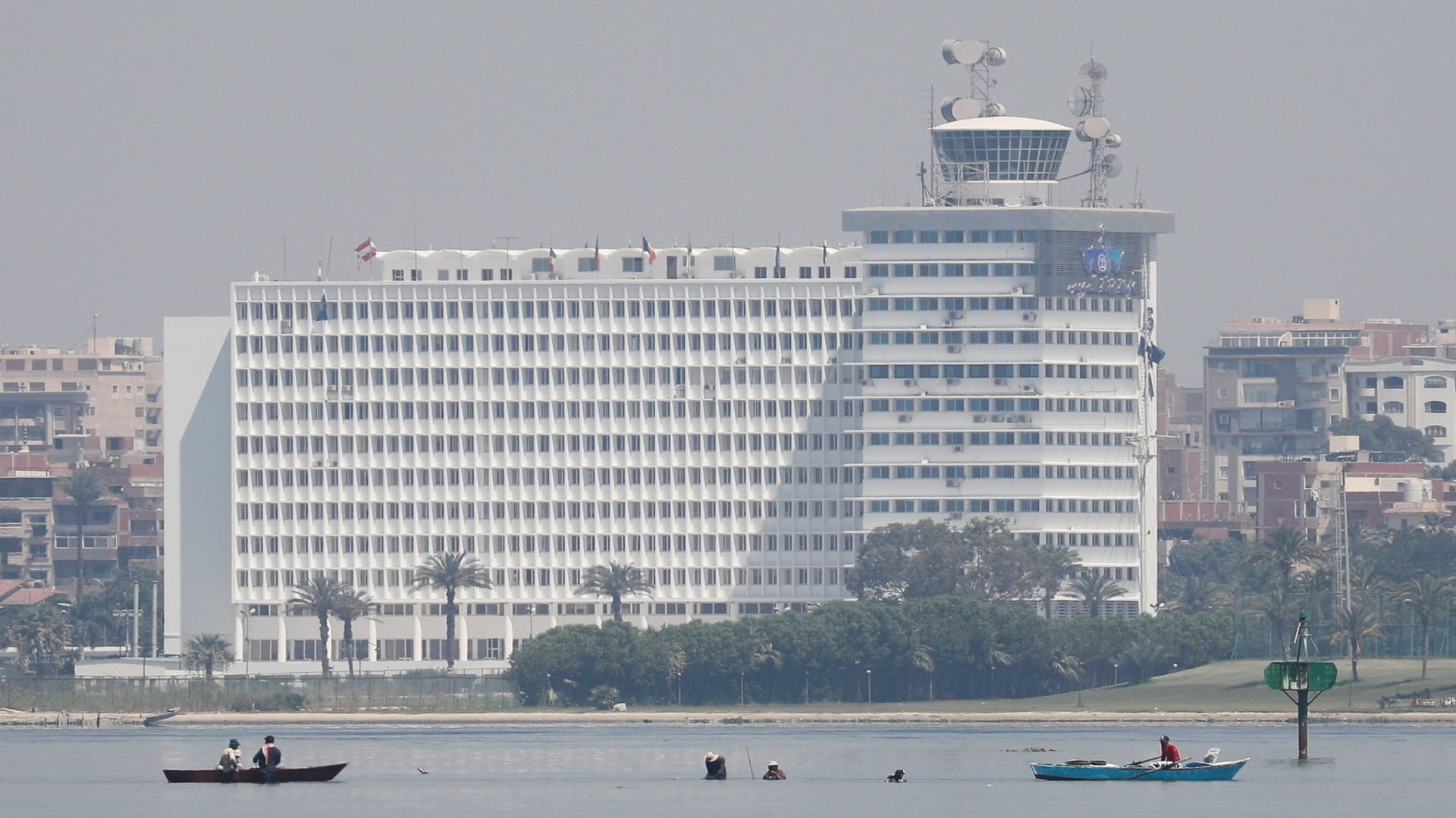 صورة بعنوان: قناة السويس تعلن تعويم سفينة بعد جنوحها دون تأثر حركة المرور 