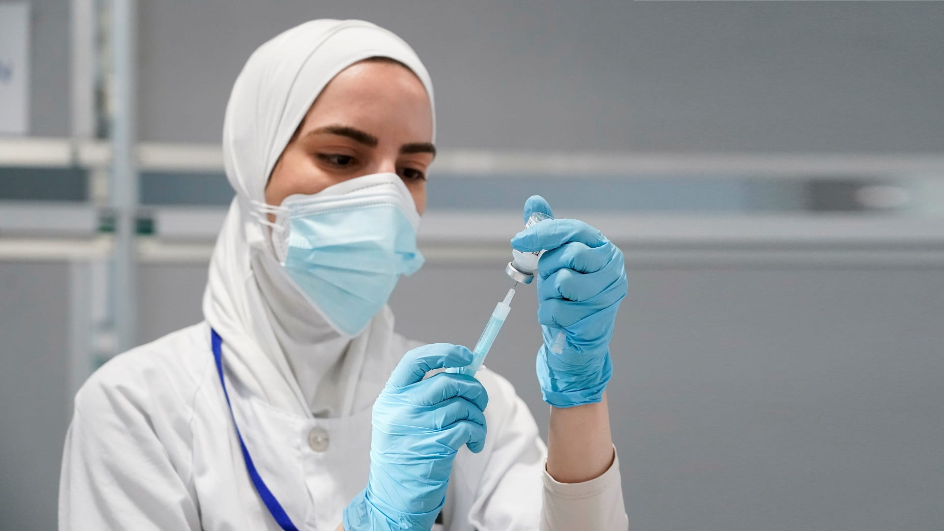 صورة بعنوان: هبوط حالات كوفيد-19 في إسبانيا دون مستوى الخطر الشديد للعدوى 