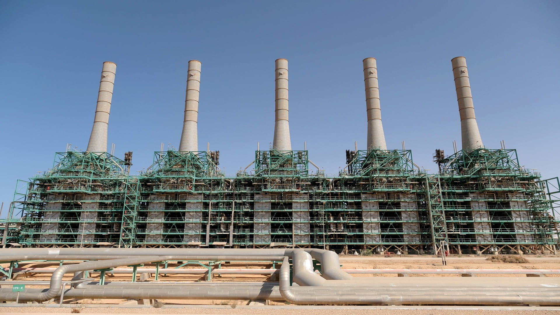 صورة بعنوان: استئناف التحميل بميناءي السدرة وراس لانوف النفطيين الليبيين 