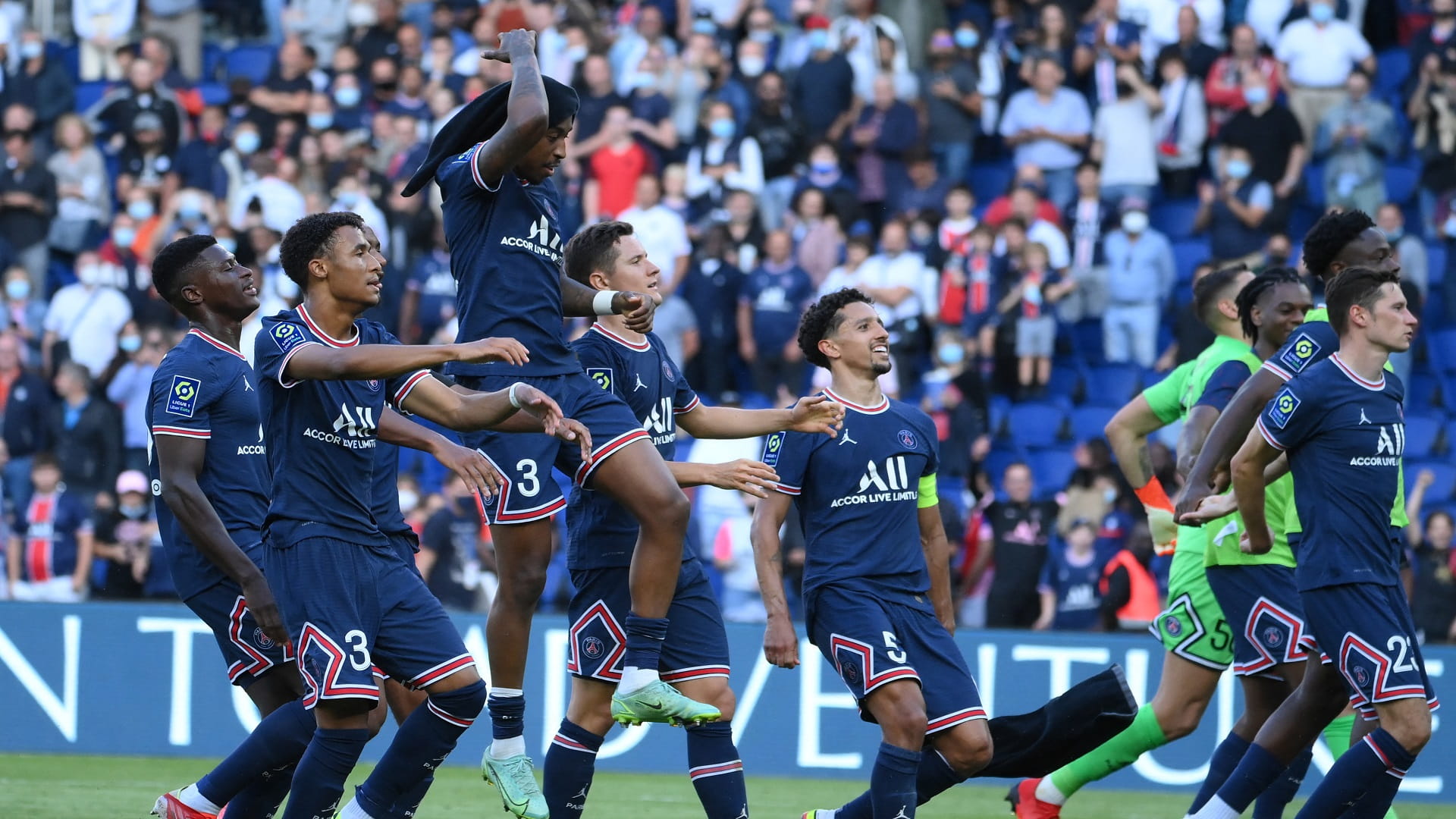 صورة بعنوان: سان جيرمان يقسو على كليرمون في الدوري الفرنسي لكرة القدم 