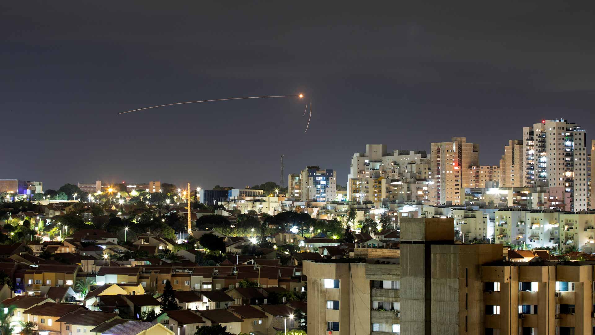 صورة بعنوان: غارات جوية إسرائيلية على عدة مواقع في قطاع غزة 