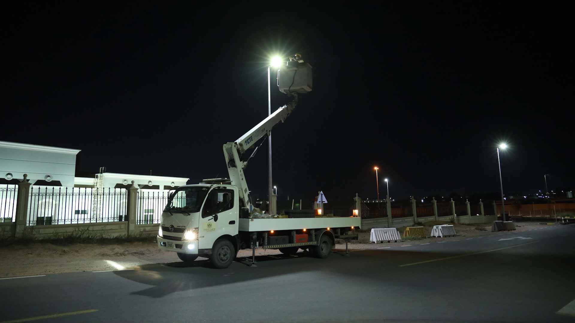 صورة بعنوان: "كهرباء الشارقة" تنفذ 14 مشروعاً لإنارة الطرق بالمنطقة الوسطى  
