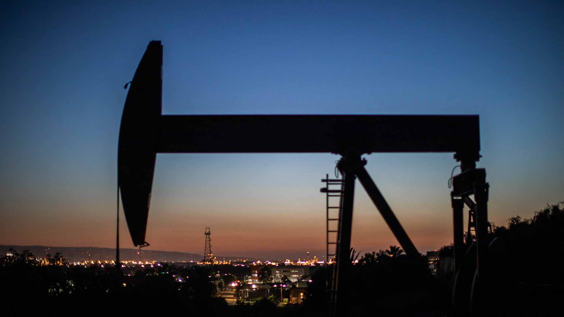 Image for the title: Oil rises to one-week high as U.S. supply concerns dominate 