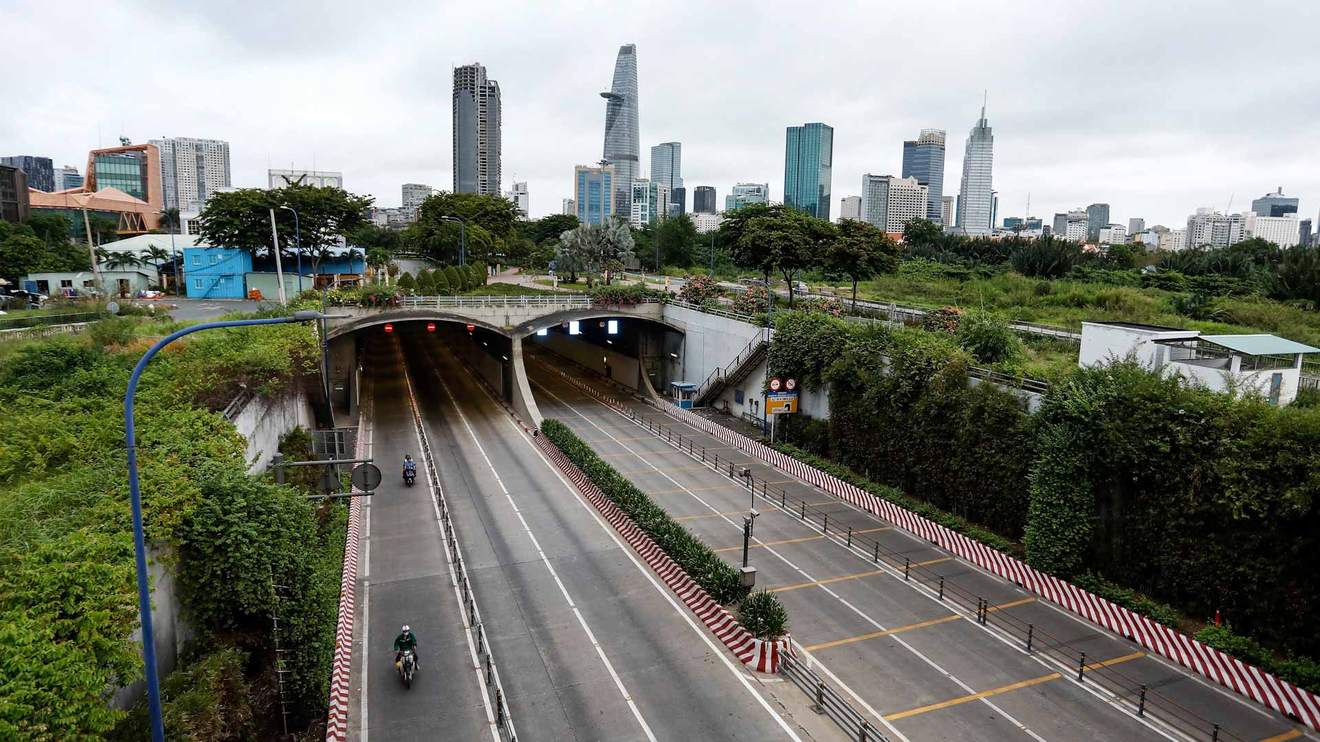 Image for the title: Vietnam to keep virus curbs, flight resumption sought 