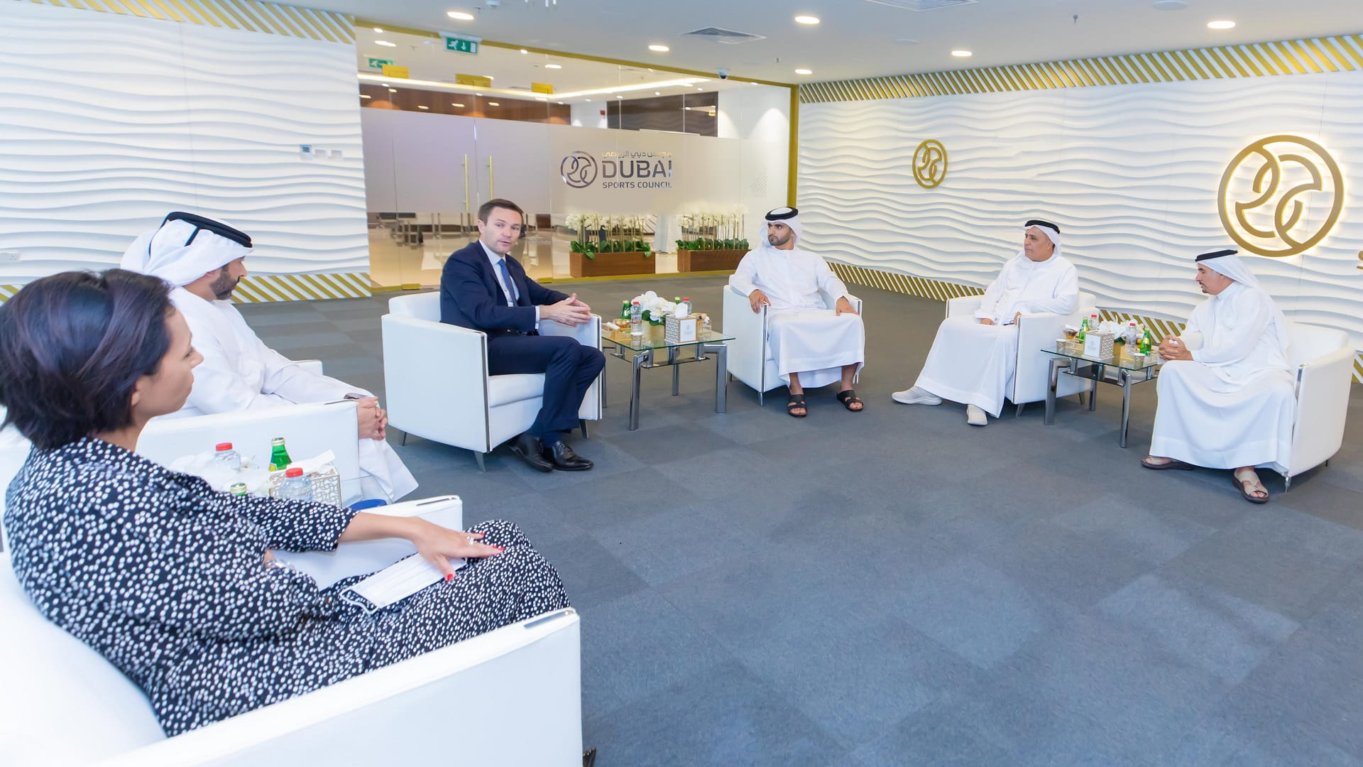 صورة بعنوان: منصور بن محمد: محمد بن راشد قدوة بممارسة رياضة الدراجات الهوائية 