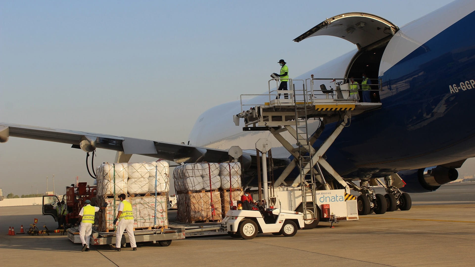 صورة بعنوان: بتوجيهات محمد بن راشد.. مساعدات إنسانية عاجلة للسودان وإثيوبيا 