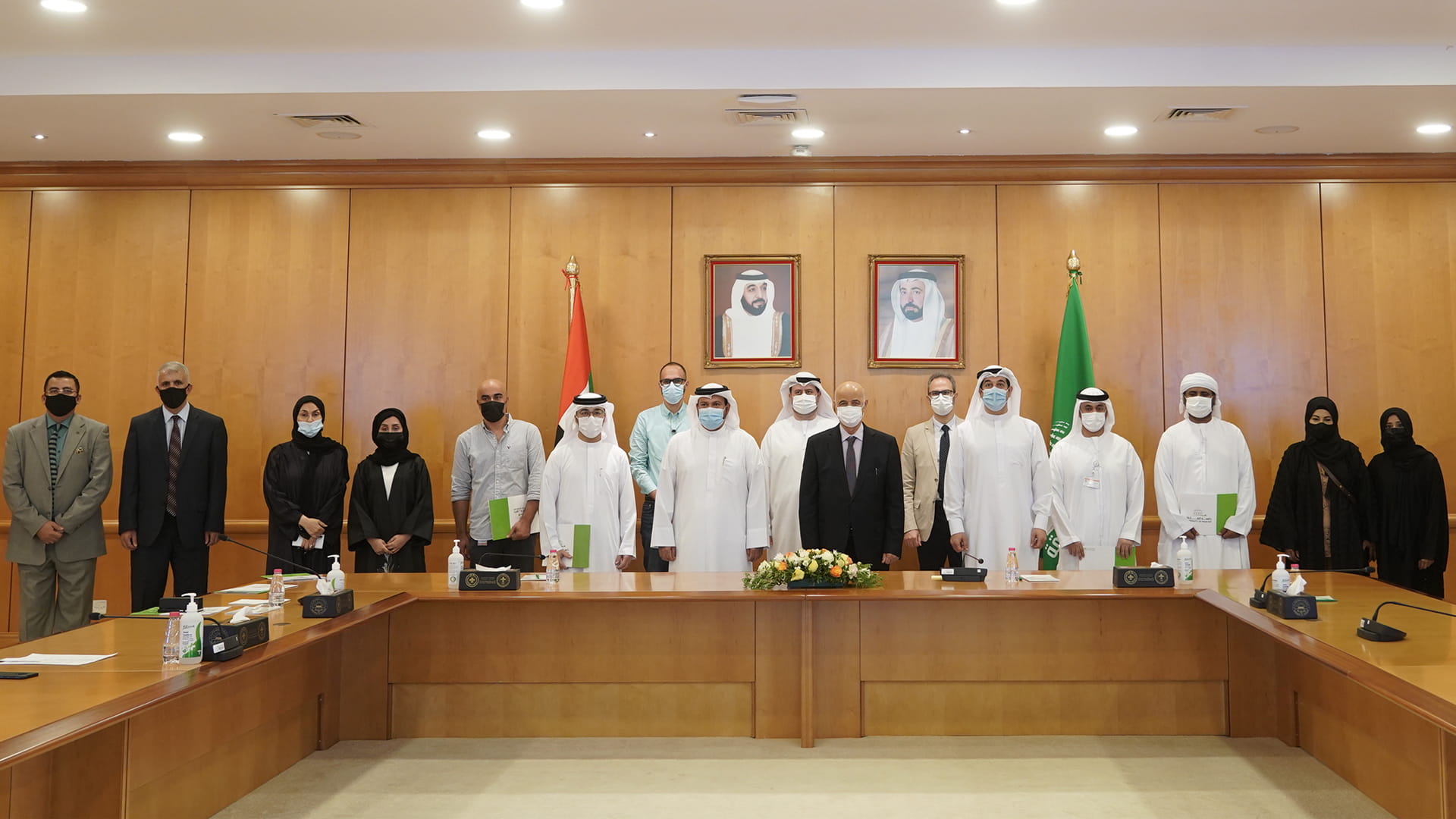 صورة بعنوان: جامعة الشارقة تكرم هيئة الإذاعة والتلفزيون بالإمارة ولجنة التخريج 