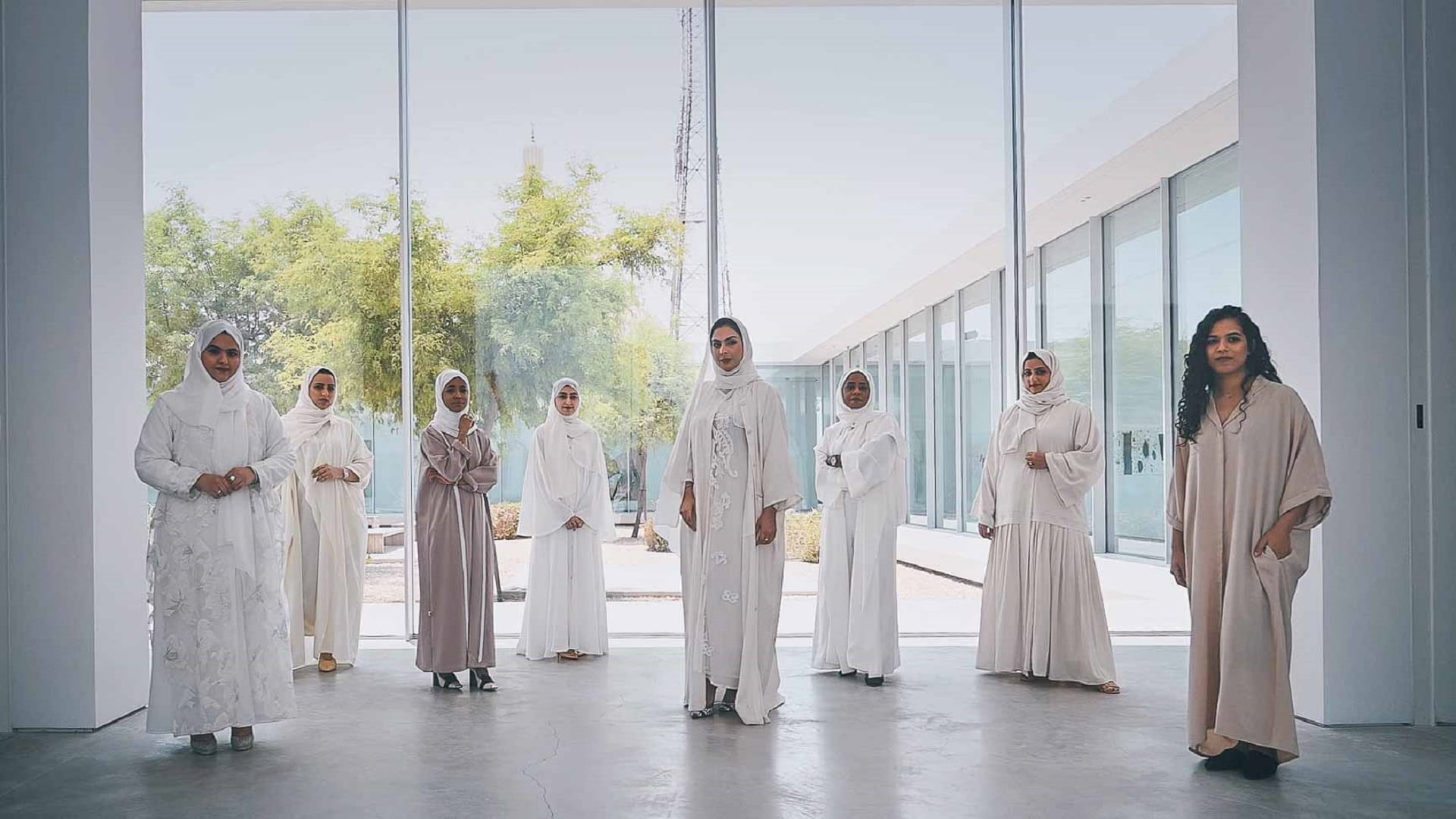 صورة بعنوان: "إرثي" يطلق مجموعات فنية من الأزياء والمجوهرات لخريجات "أزيامي"  