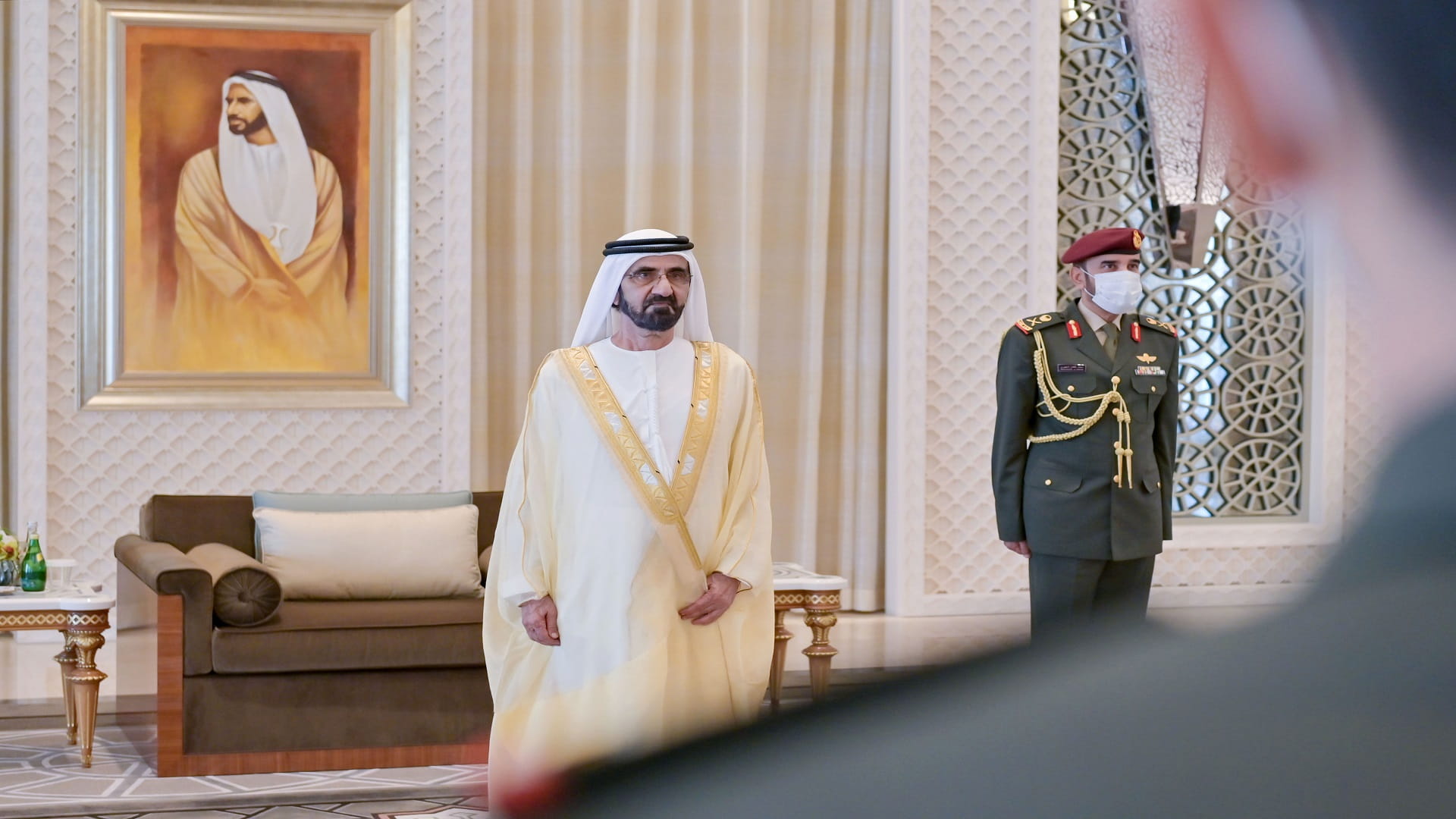 صورة بعنوان: محمد بن راشد يتسلم أوراق اعتماد سفيرين جديدين معينين لدى الدولة 