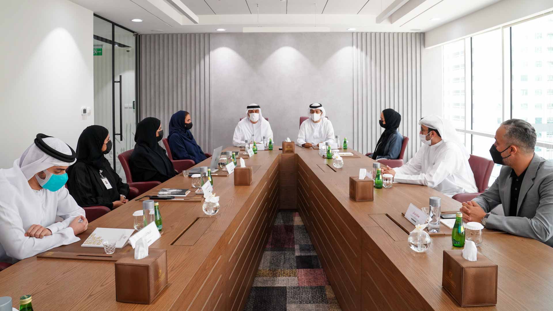 صورة بعنوان: المكتب الإعلامي لحكومة الشارقة يبحث التعاون مع "الشارقة للوثائق" 