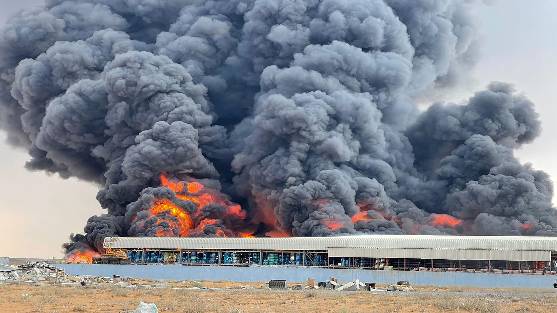 صورة بعنوان: دفاع مدني أم القيوين يسيطر على حريق في مستودع للإطارات 