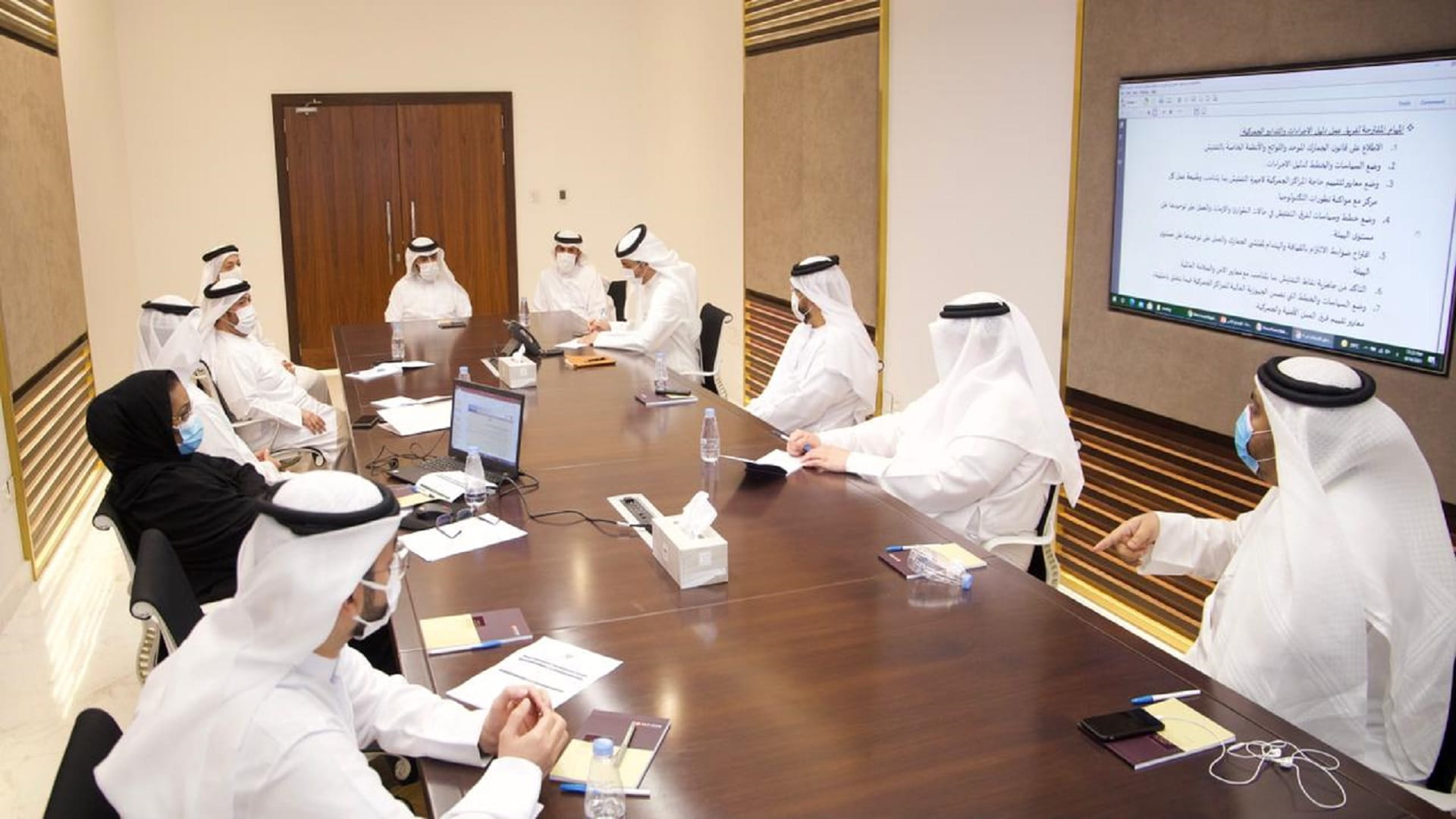 صورة بعنوان: خالد القاسمي يطلع على عمل لجنة السياسات والإجراءات الجمركية  