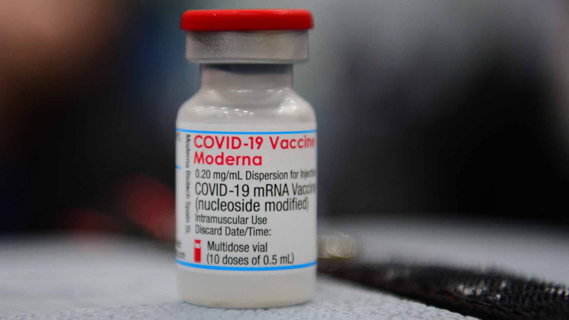 Image for the title: Moderna: COVID19 vaccine protection wanes, makes case for booster 