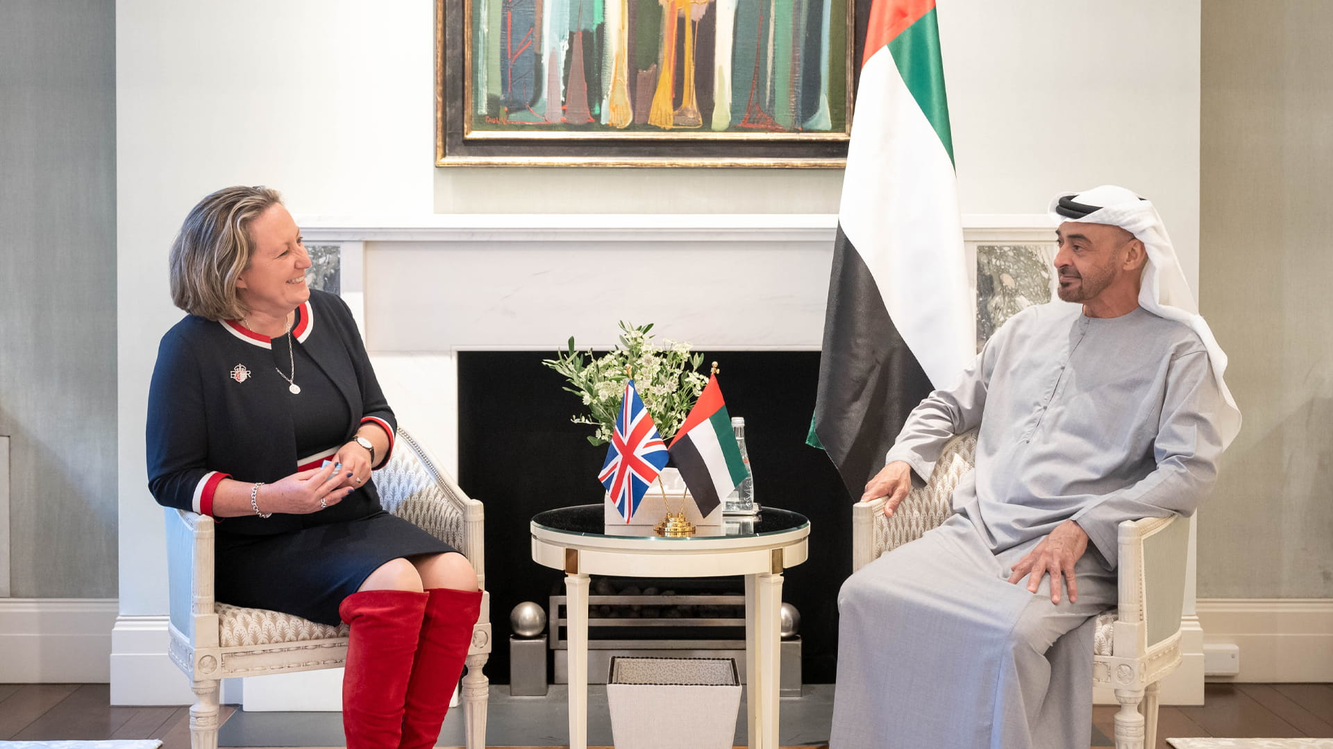 صورة بعنوان: محمد بن زايد يبحث ووزيرة التجارة الدولية البريطانية تعزيز التعاون  