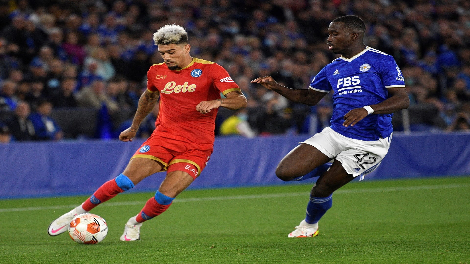 صورة بعنوان: نابولي ينجو من السقوط أمام ليستر سيتي بالدوري الأوروبي 