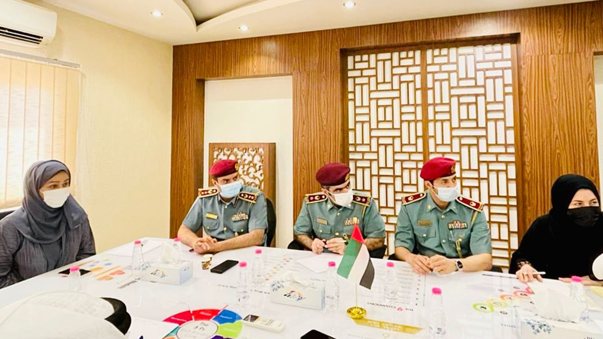 صورة بعنوان: كهرباء الشارقة تبحث مع الدفاع المدني مستجدات أنظمة الأمن والسلامة 