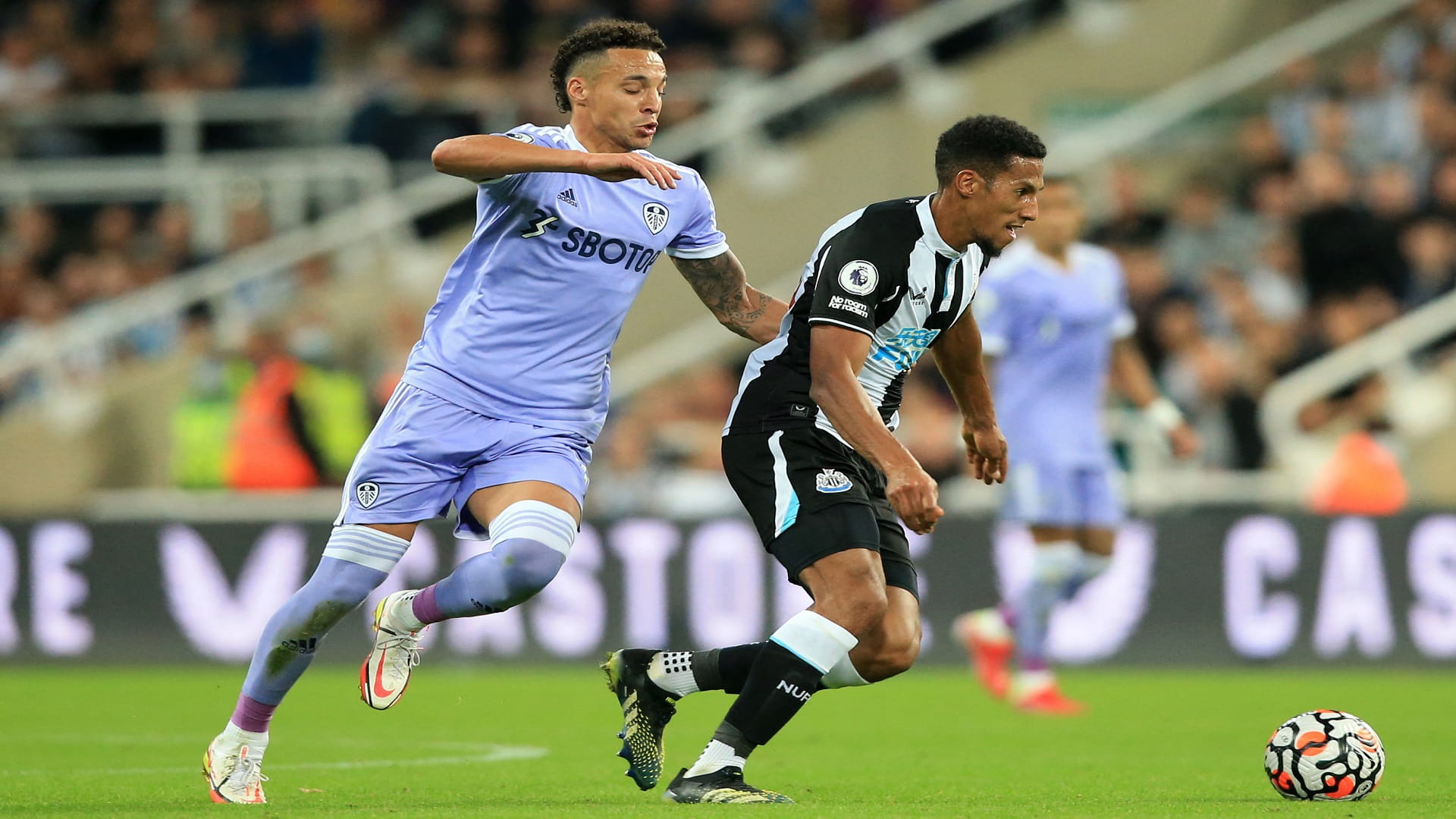 صورة بعنوان: نيوكاسل يخطف نقطة التعادل الإيجابي من ليدز في الدوري الإنجليزي 