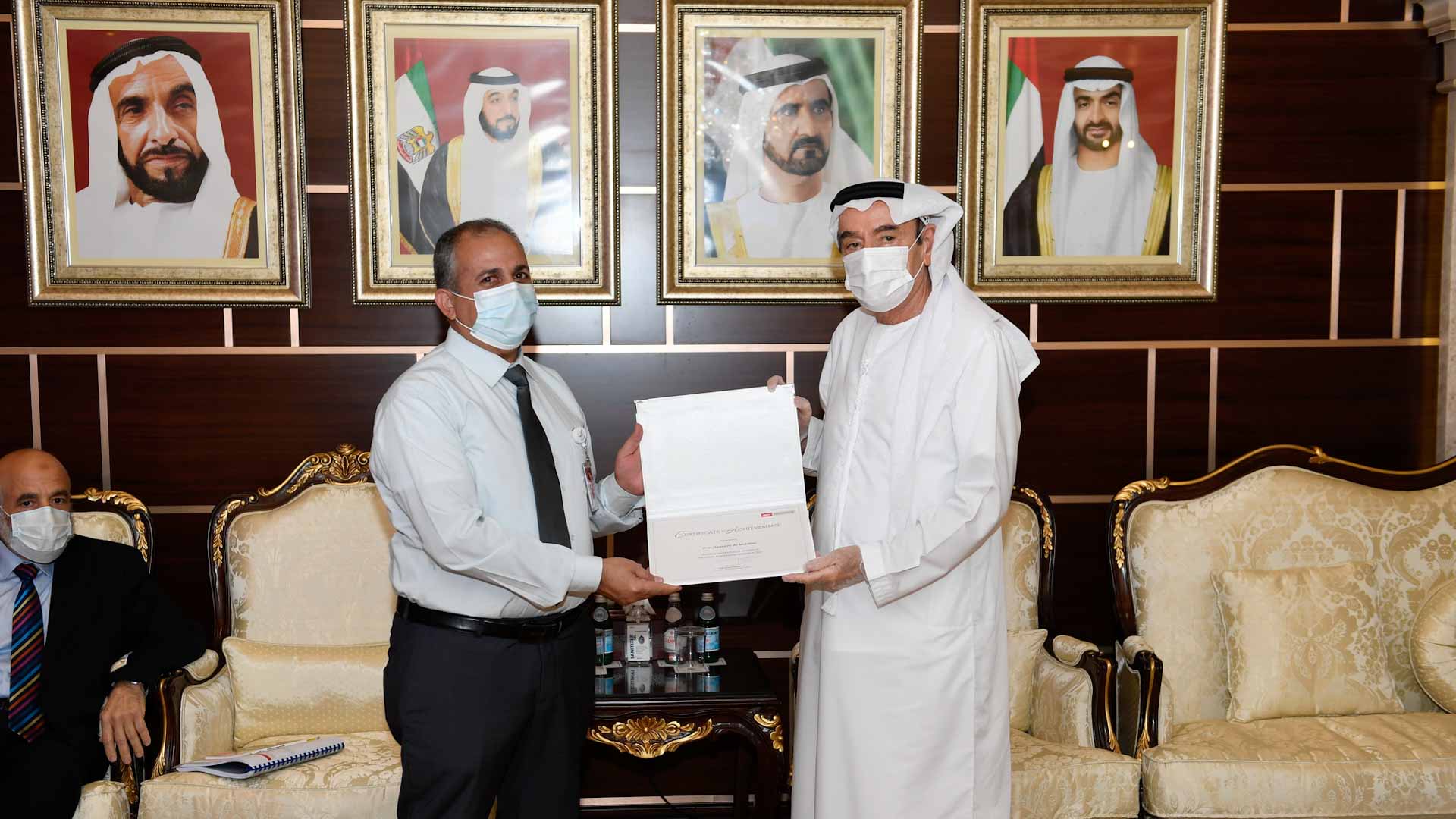 صورة بعنوان: زكي نسيبة يكرم الباحثين المتميزين بجامعة الإمارات 