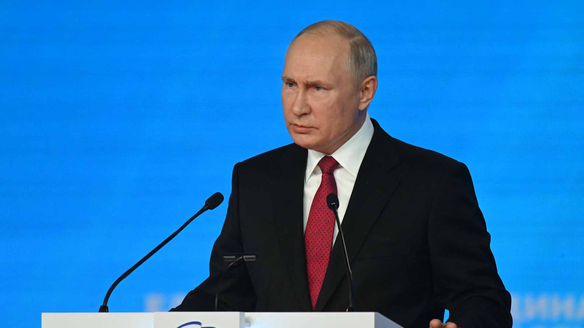 Image for the title: Putin's party set to retain parliament majority after polls 