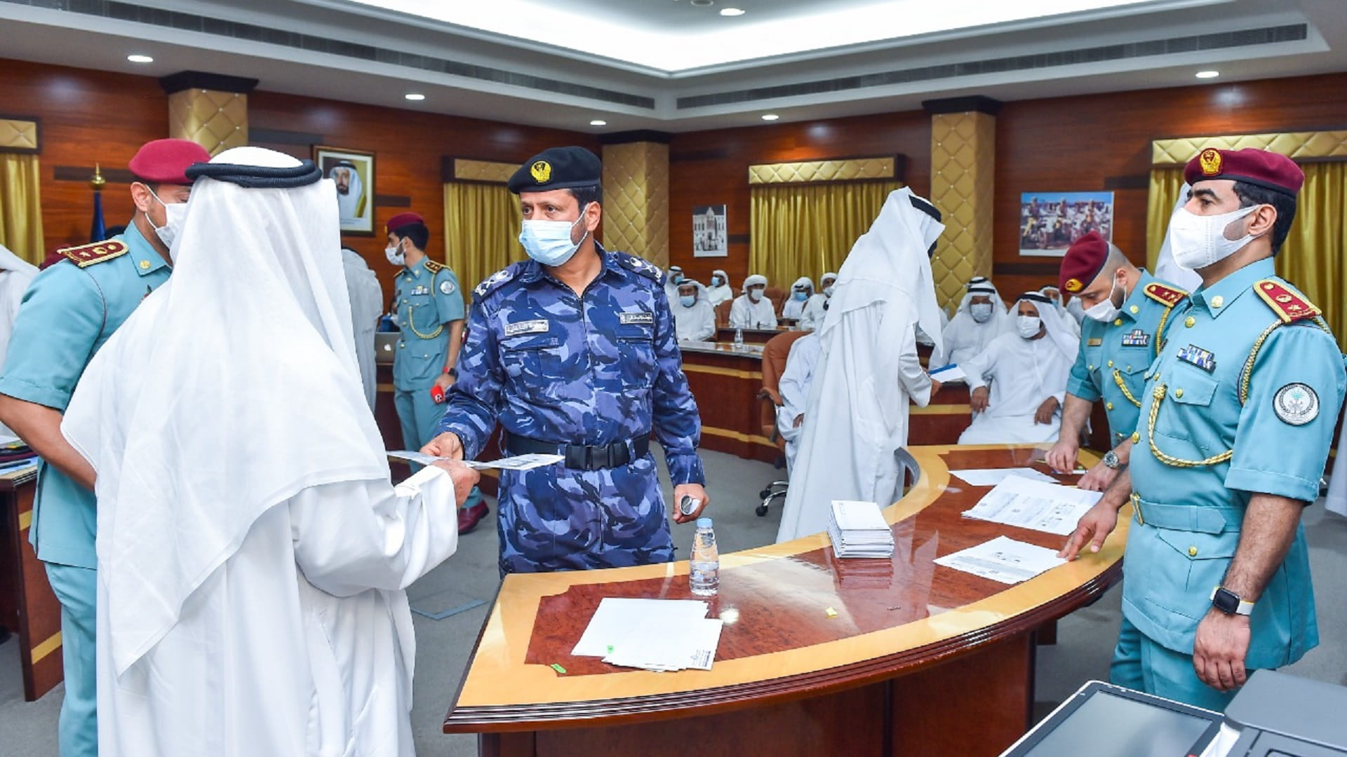 صورة بعنوان: شرطة الشارقة تبدأ بتوزيع مكرمة حاكم الشارقة على 453 من متقاعديها 
