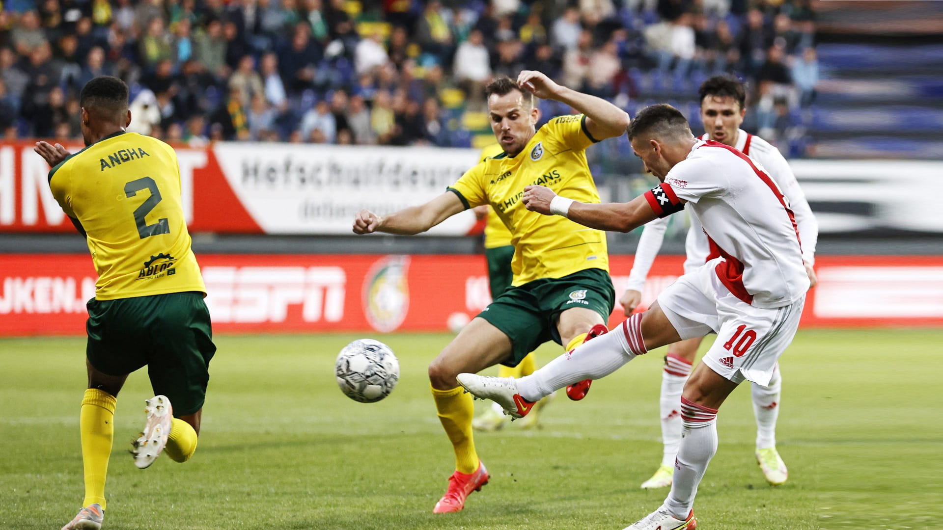 صورة بعنوان: أياكس ينفرد بصدارة الدوري الهولندي لكرة القدم 