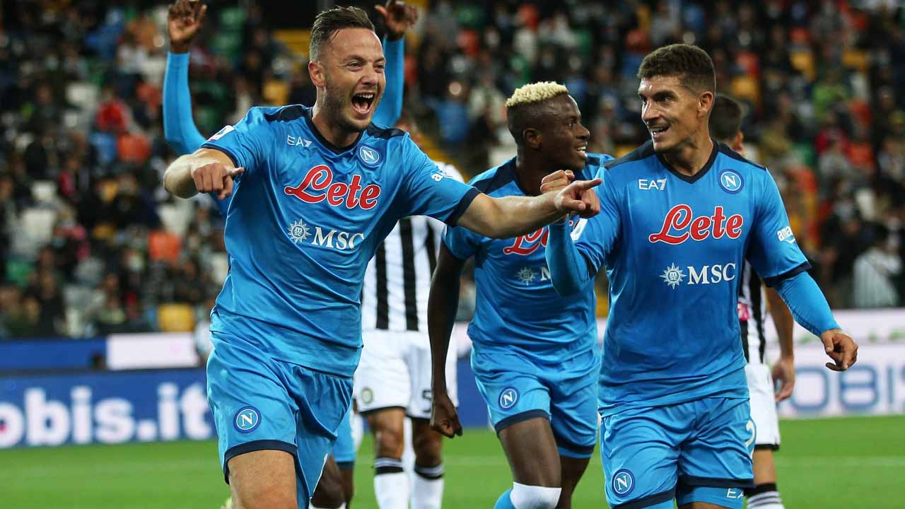 صورة بعنوان: نابولي يخطف صدارة الدوري الإيطالي لكرة القدم  