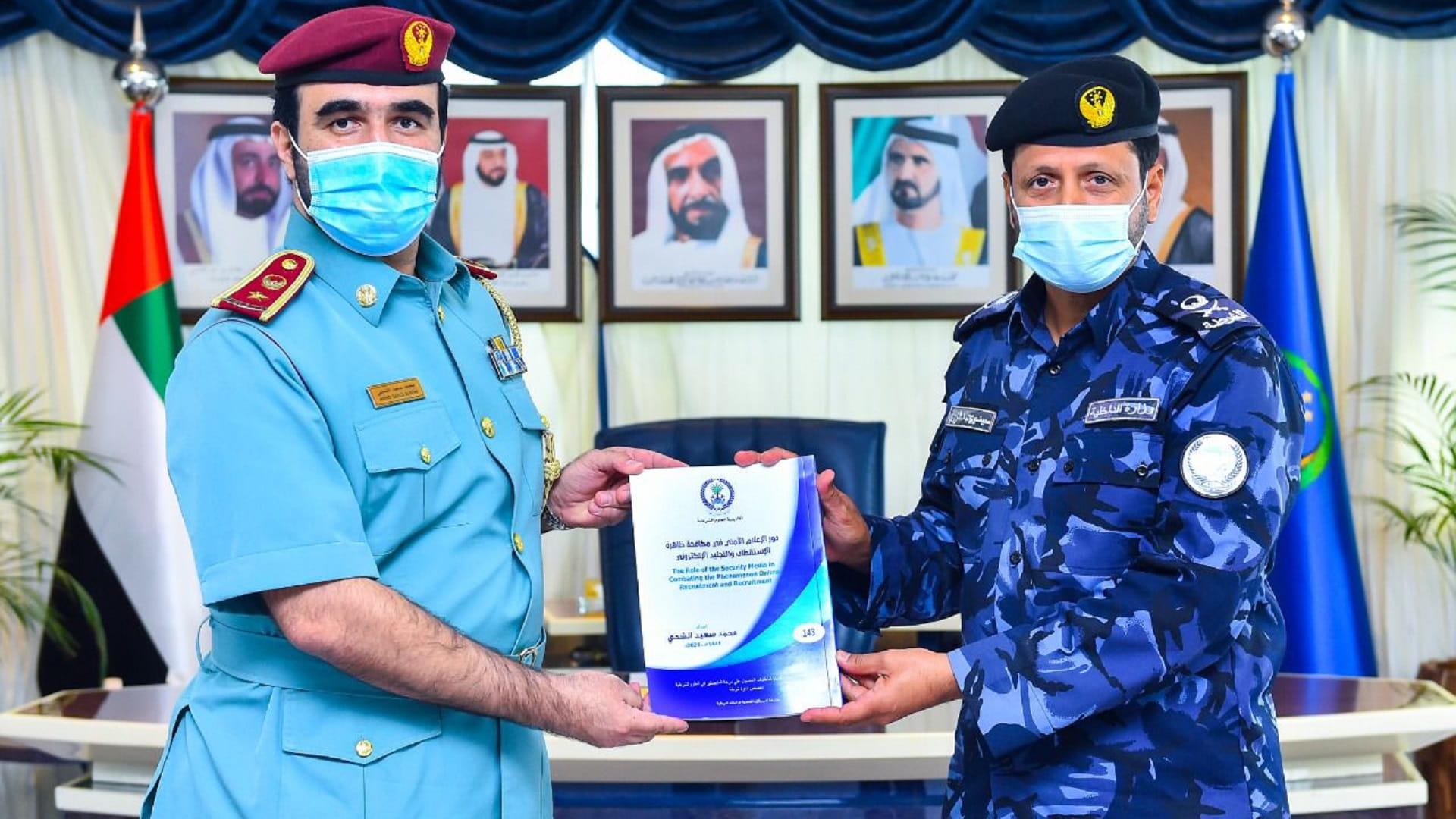 صورة بعنوان: قائد عام شرطة الشارقة يهنئ منتسباً لنيله درجة الماجستير  