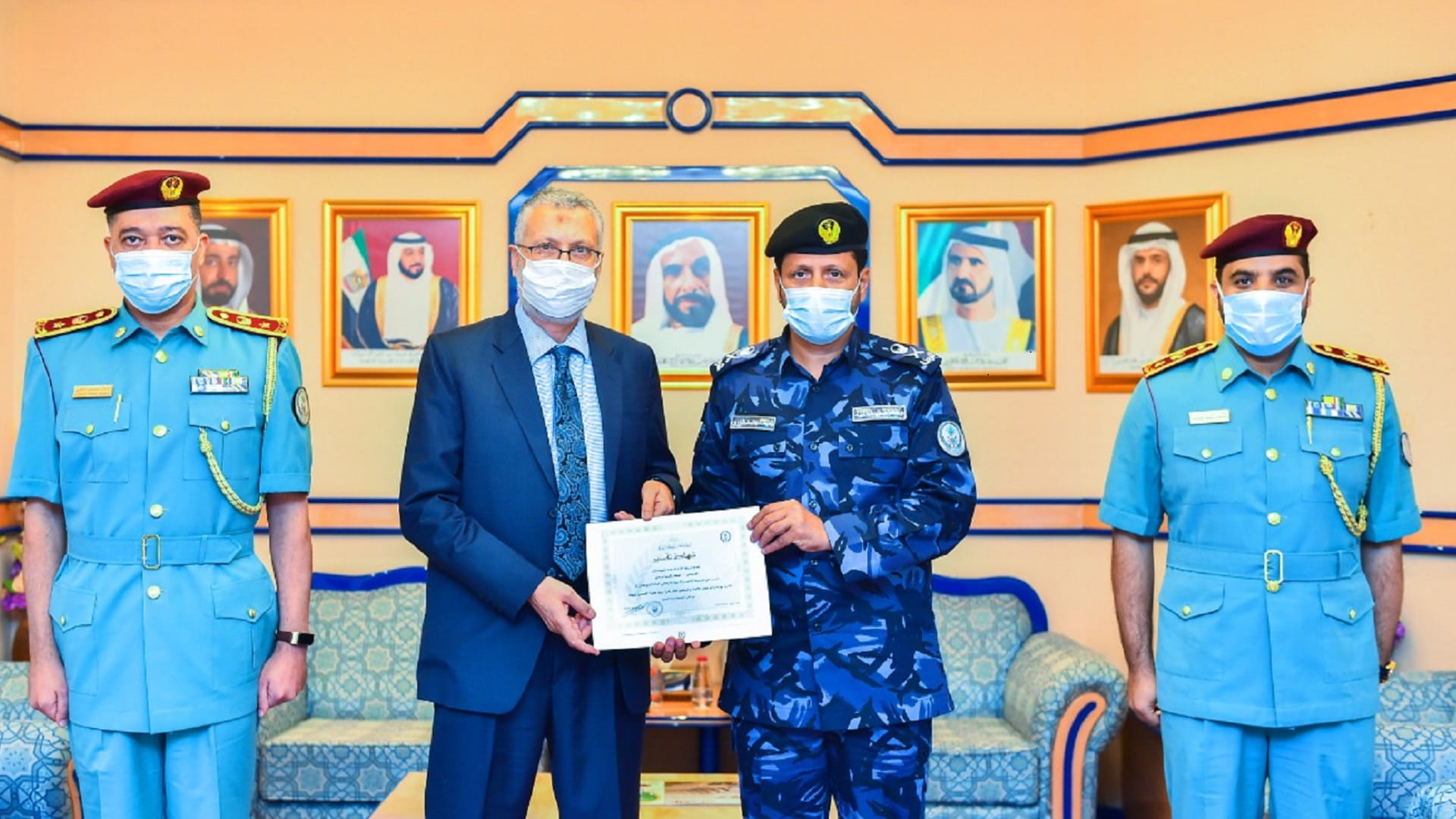 صورة بعنوان: قائد شرطة الشارقة يكرّم متعاوناً لجهوده وإخلاصه في العمل 