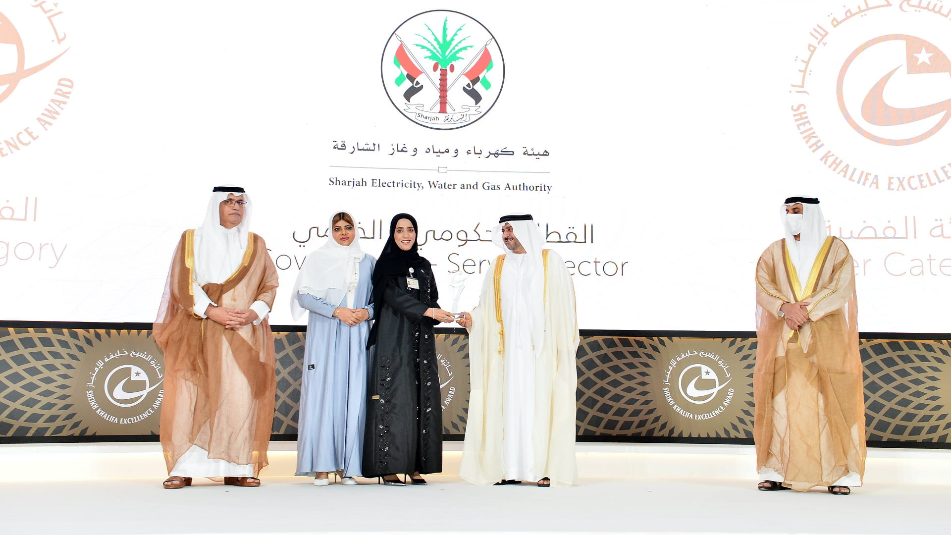 صورة بعنوان: كهرباء الشارقة تفوز بجائزة الشيخ خليفة للامتياز عن شبكة الغاز  
