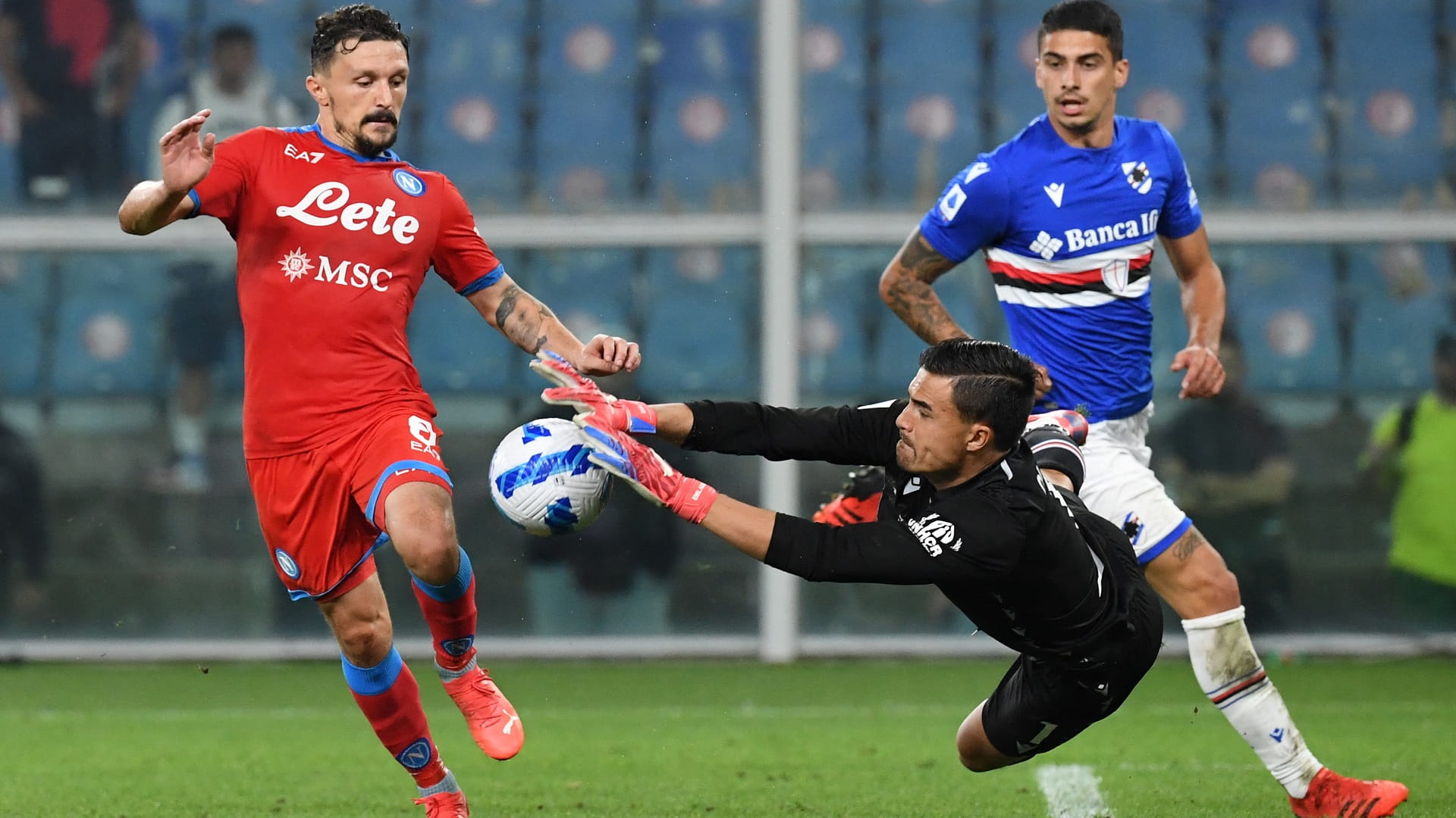 صورة بعنوان: نابولي ينفرد بصدارة الدوري الإيطالي لكرة القدم 