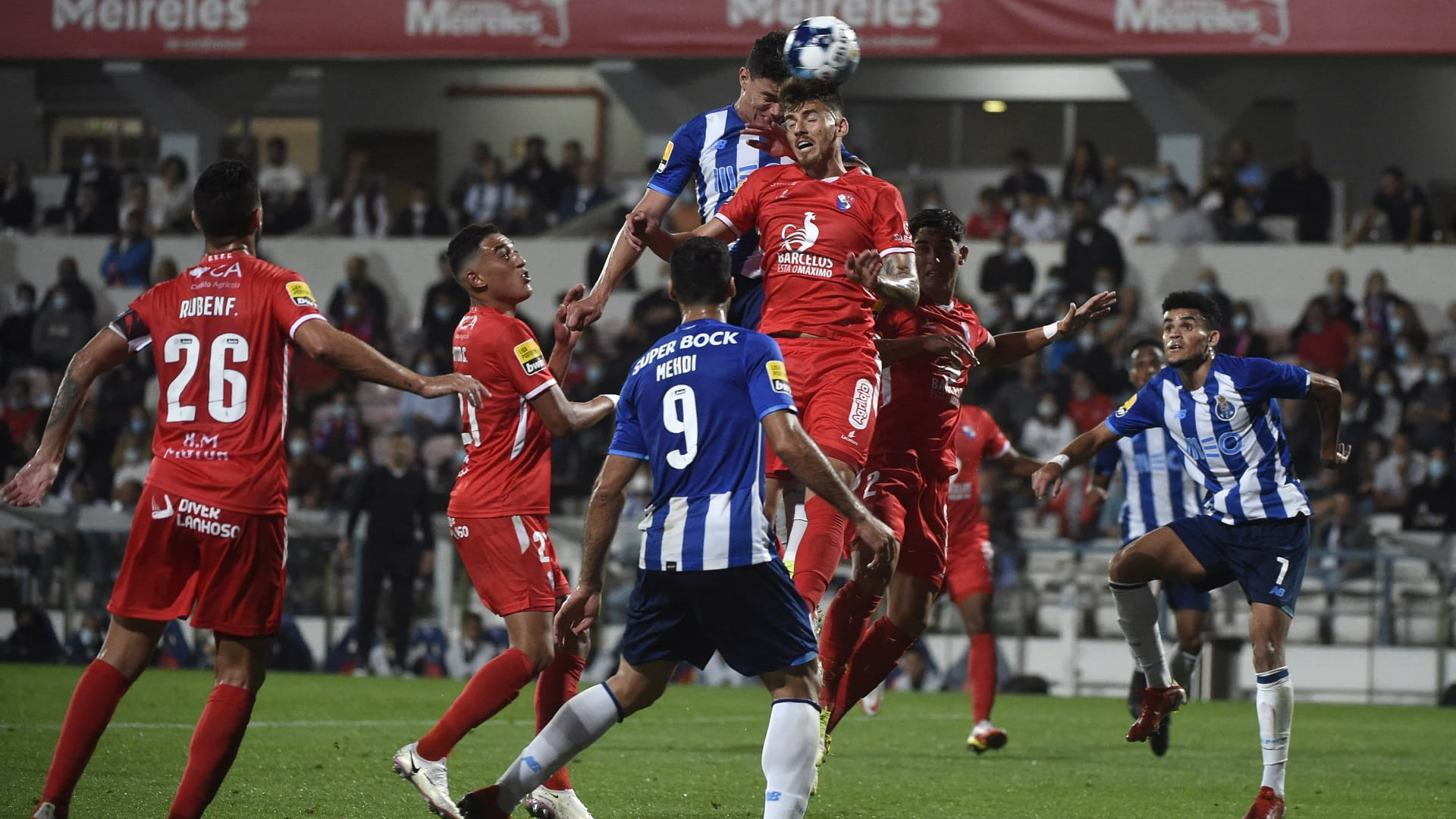 صورة بعنوان: بورتو يتقاسم صدارة الدوري البرتغالي مع سبورتينج لشبونة 