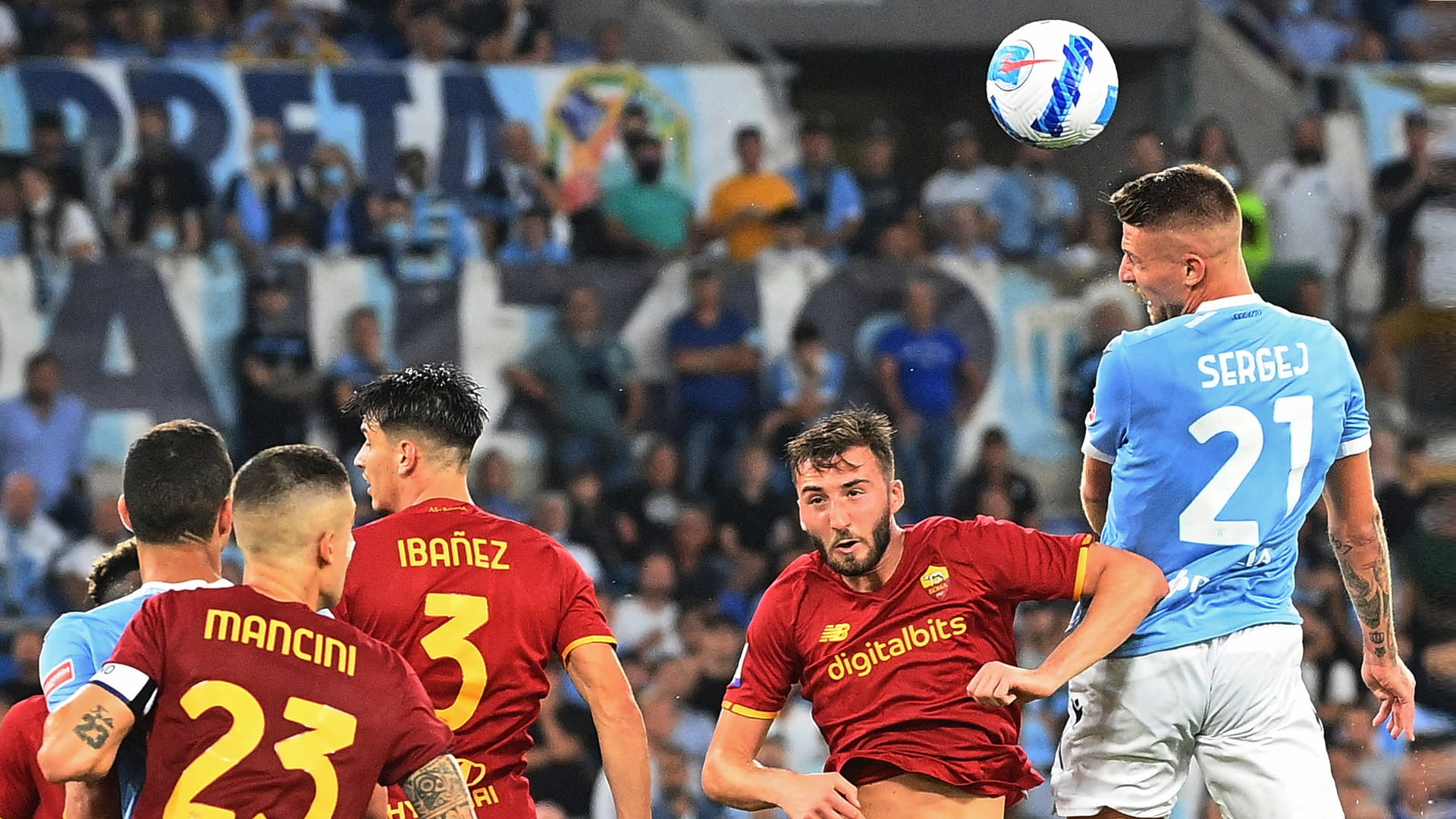 صورة بعنوان: روما يسقط أمام لاتسيو في الدوري الإيطالي لكرة القدم 