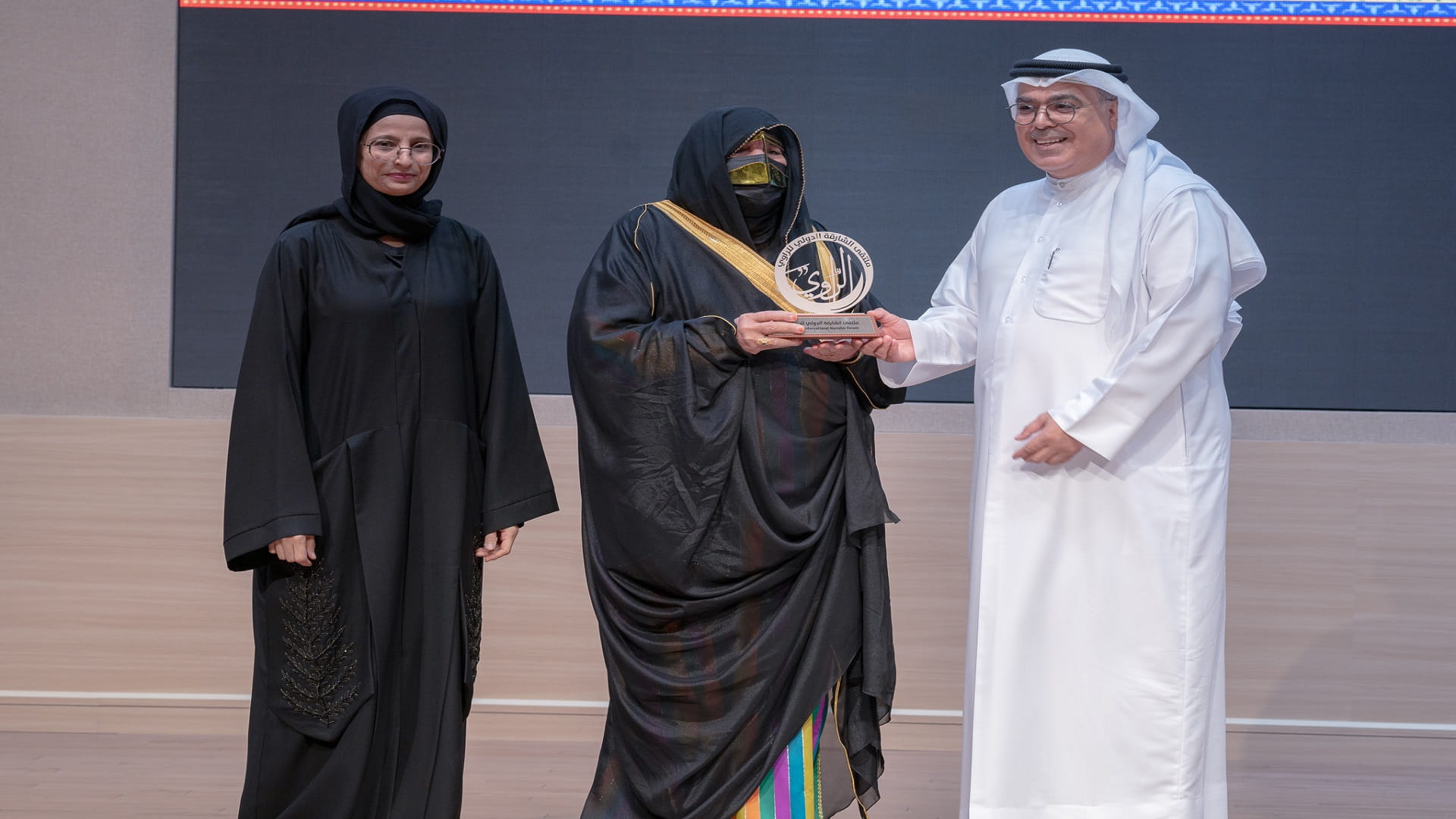 صورة بعنوان: المسلّم يُكرم المشاركين في "الشارقة للراوي" خلال الحفل الختامي 