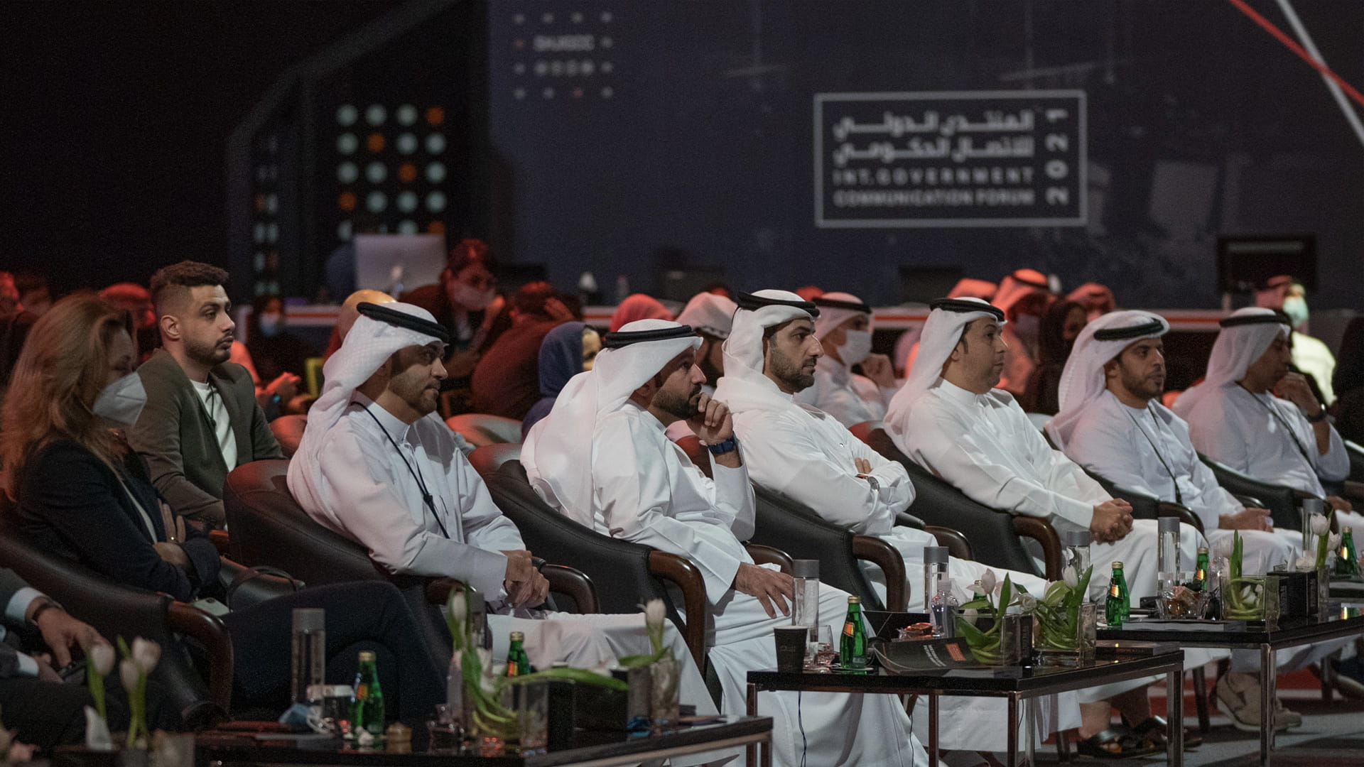 صورة بعنوان: سلطان بن أحمد يشهد جلسة حول "أدوات الاتصال الحكومي" 