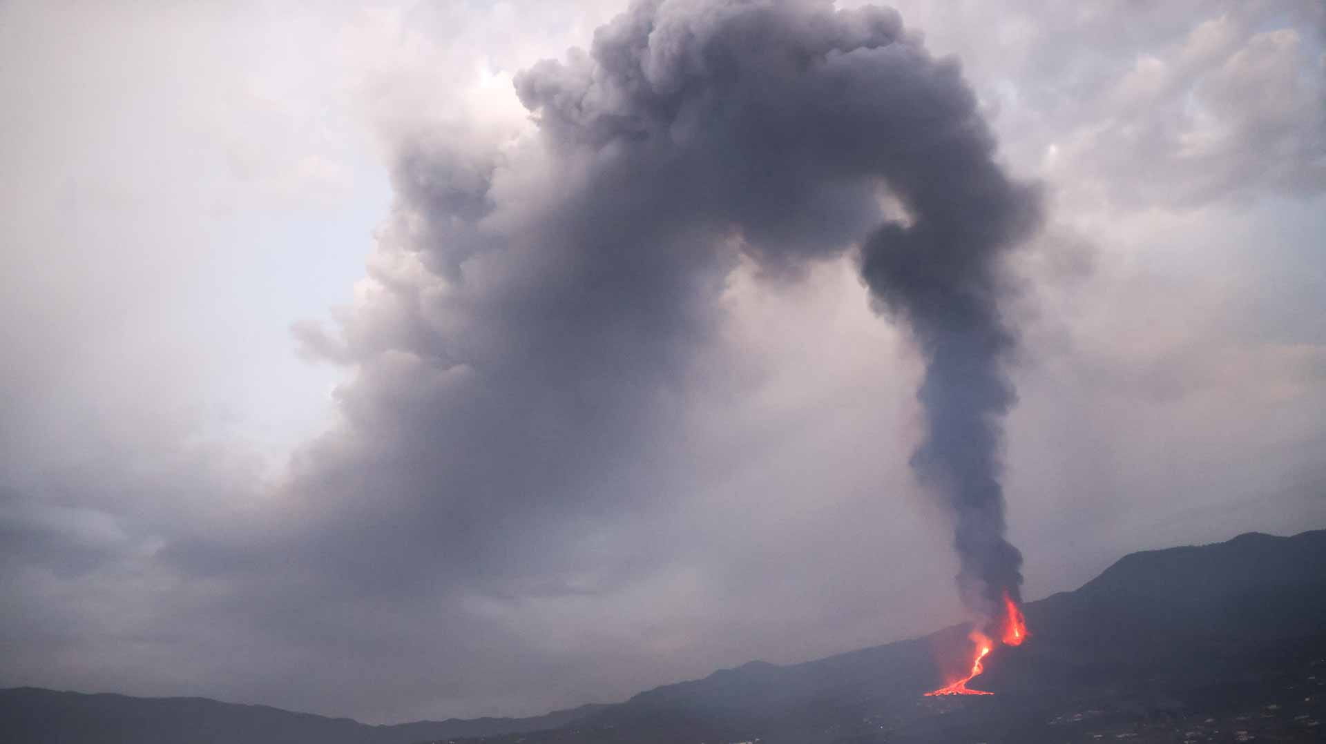 Image for the title: La Palma volcano spurts again as lava nears the sea 