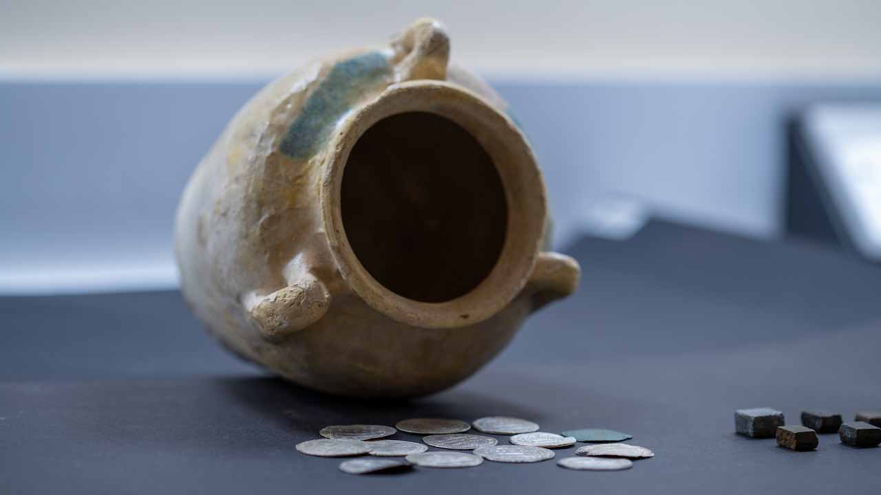 صورة بعنوان: "الشارقة للآثار" تعثر على عملات عباسية في المنطقة الوسطى 