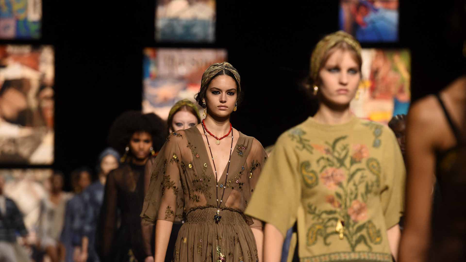 Image for the title: Live shows return to Paris Fashion Week 