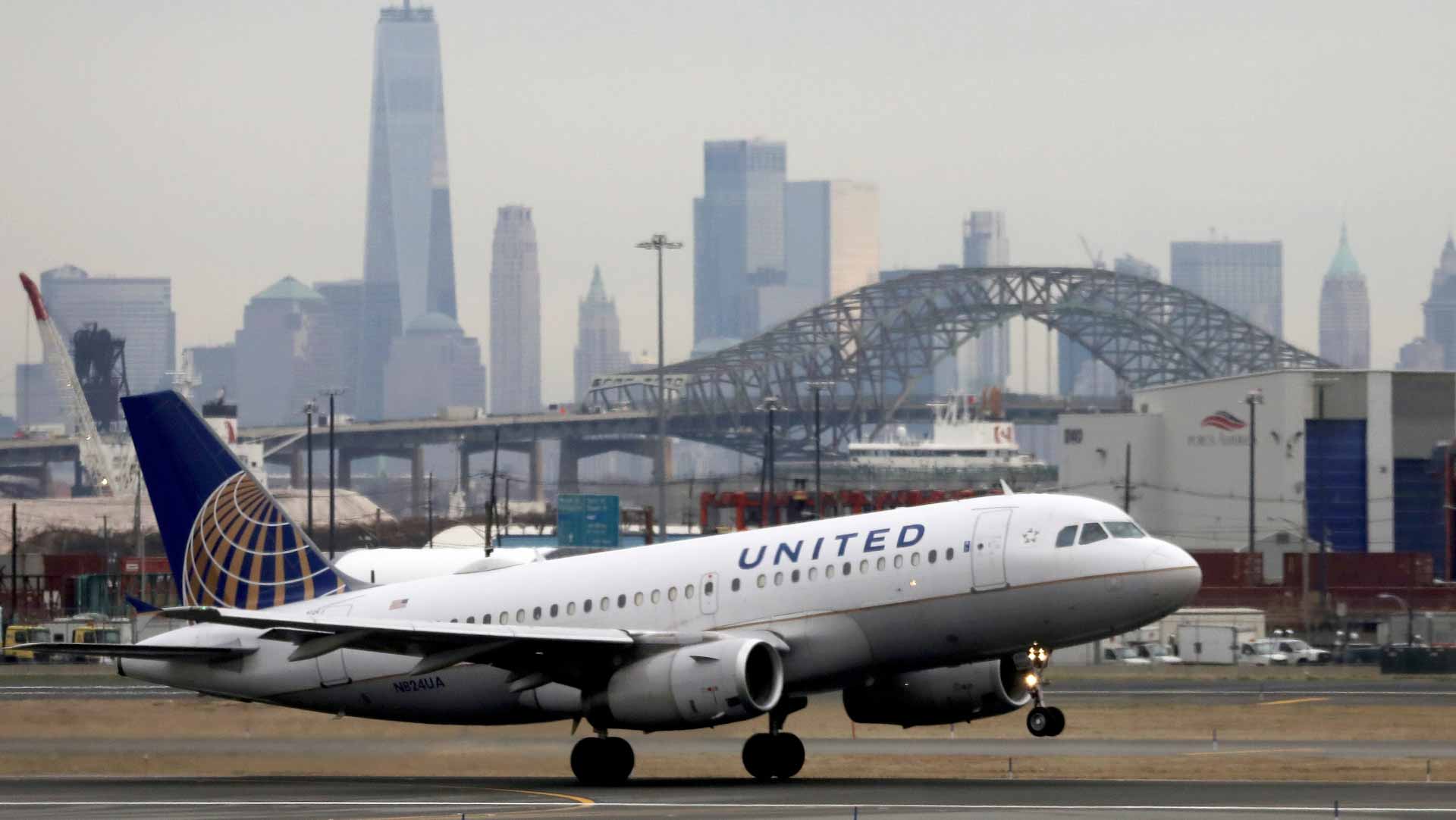 Image for the title: US airports to cut pollution by limiting runway delays 