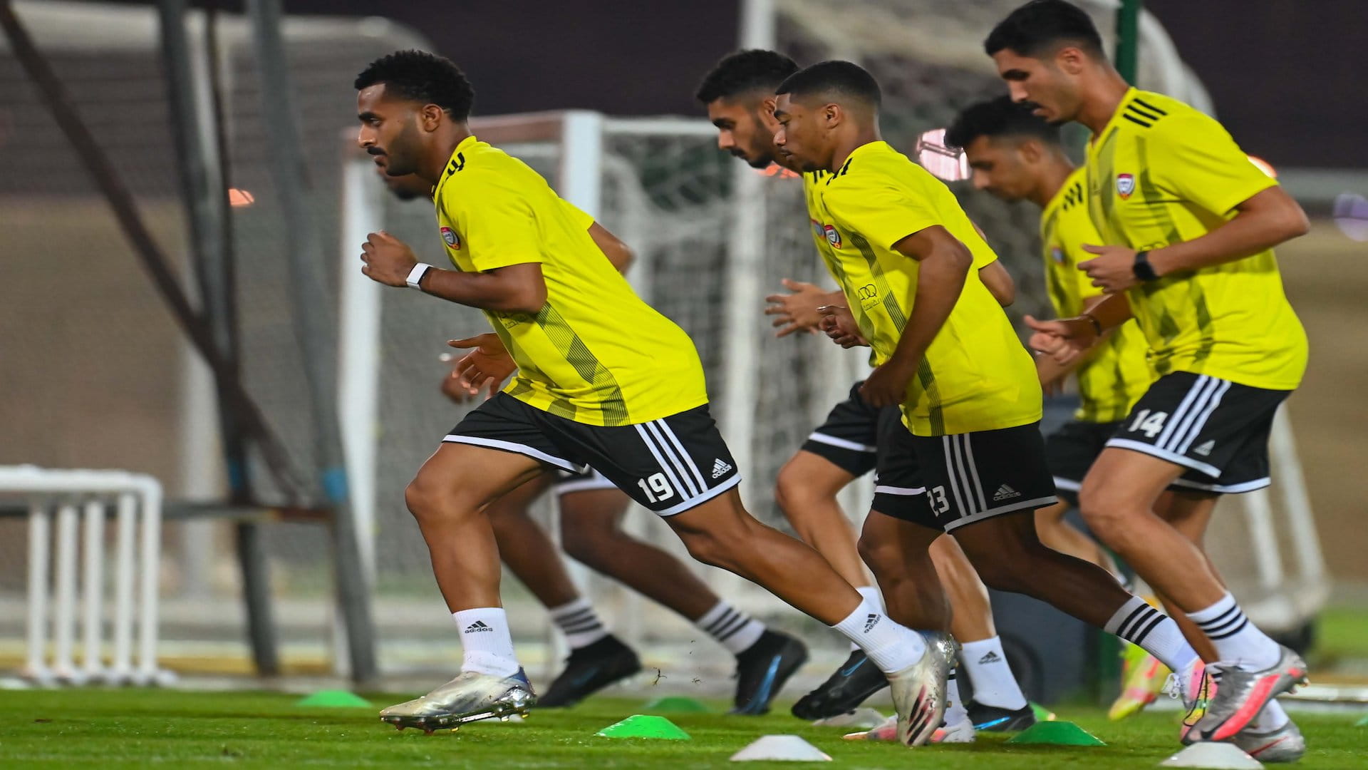 صورة بعنوان: الأبيض يواصل استعداداته لمواجهة إيران في تصفيات المونديال 