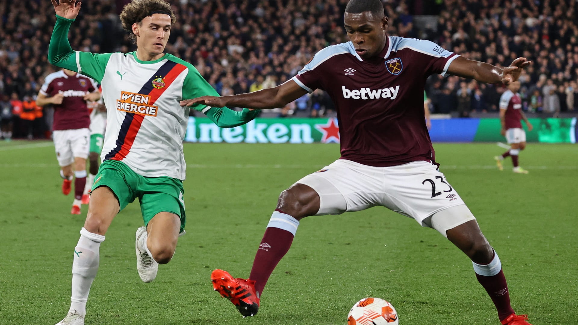 صورة بعنوان: ويستهام الإنجليزي يتصدر المجموعة الثامنة بالدوري الأوروبي 