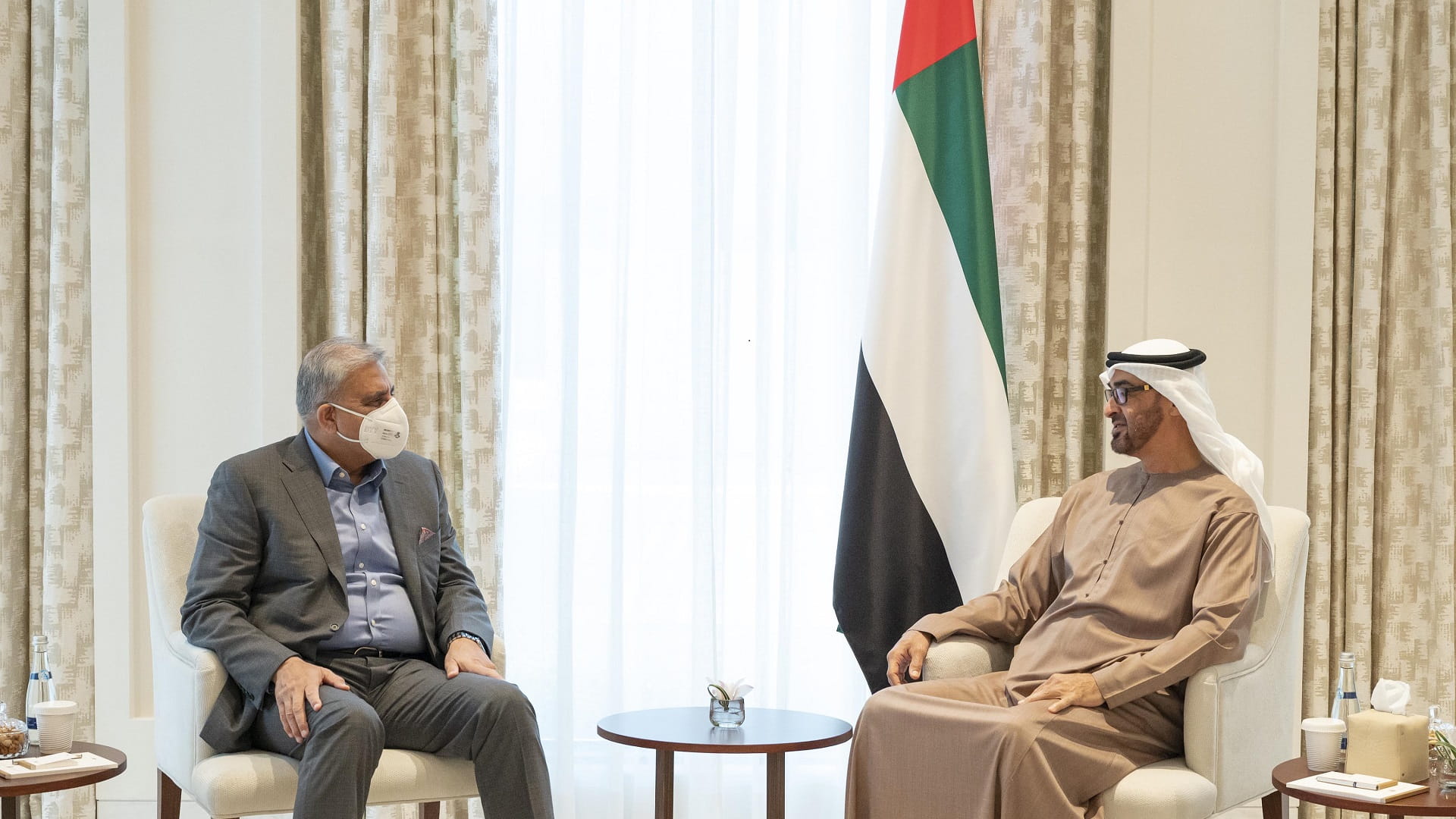 صورة بعنوان: محمد بن زايد يبحث وقائد الجيش الباكستاني تعزيز التعاون المشترك 