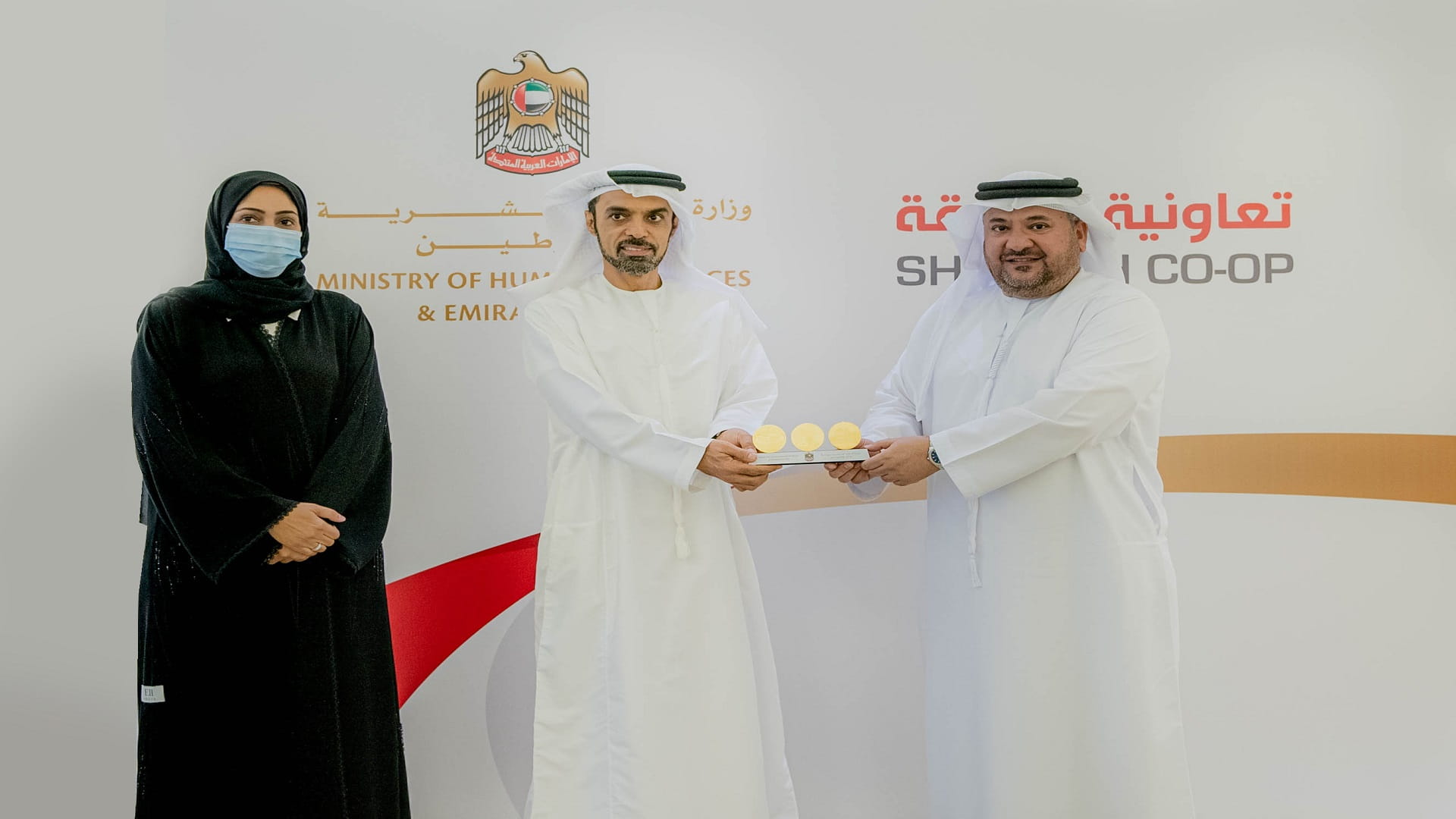 صورة بعنوان: "التوطين" تطلع على برامج استقطاب الكفاءات الوطنية بتعاونية الشارقة 