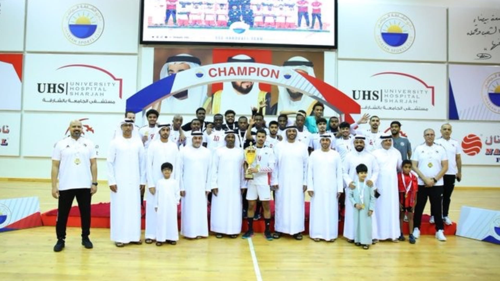 صورة بعنوان: شباب كرة اليد بنادي الشارقة يتوج بطلاً لكأس الإمارات 